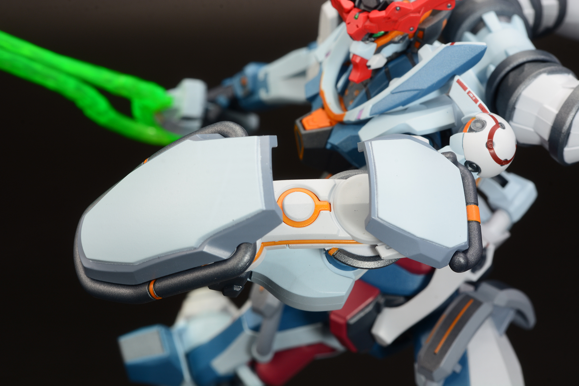 シールドは左右が開き、隠された内部を露出できる。劇中ビームを防ぐ描写もあったので、Iフィールドユニットだろうか？