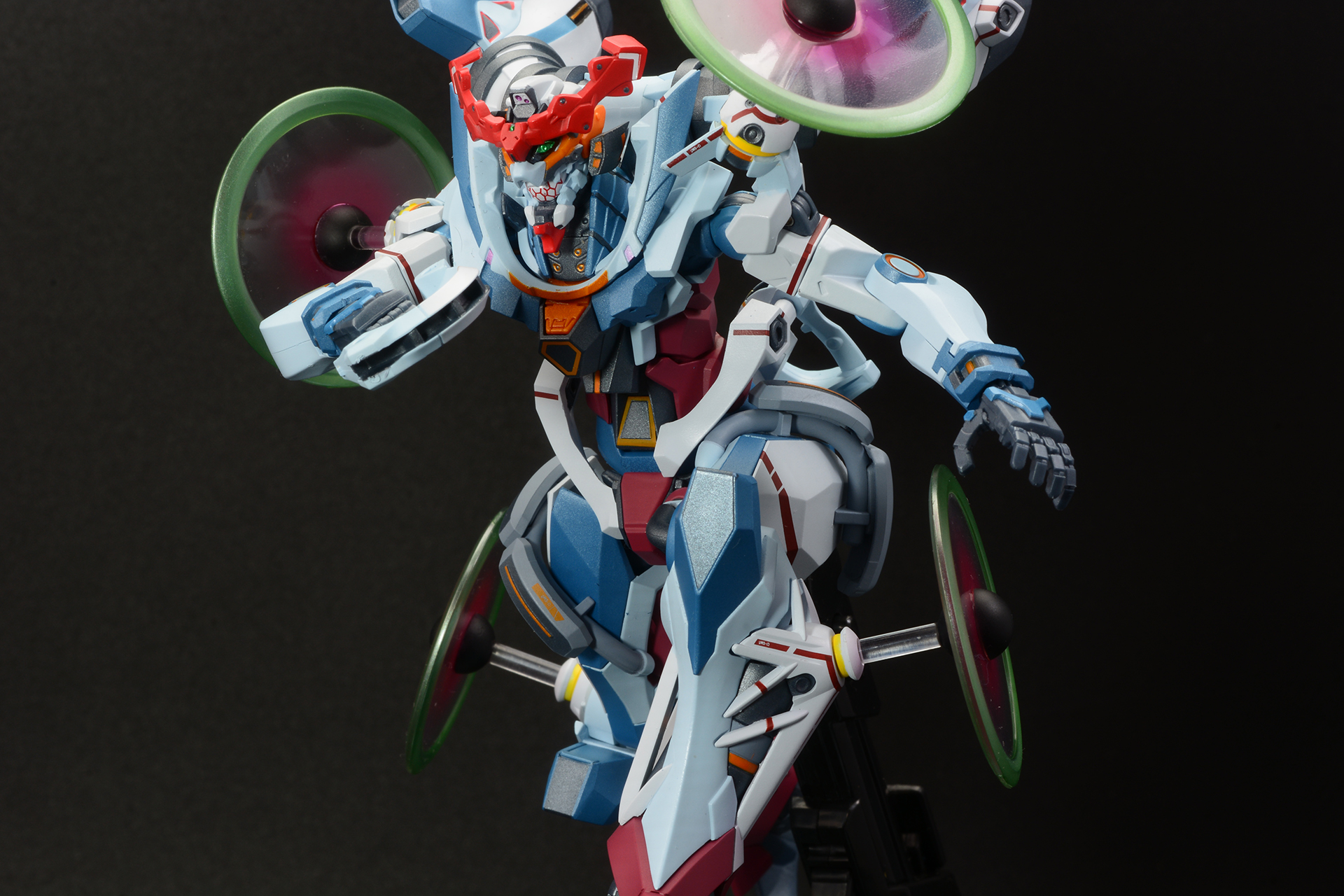 巨大ガンダムの腕を駆け上り、首を切り落とすシーンをイメージ