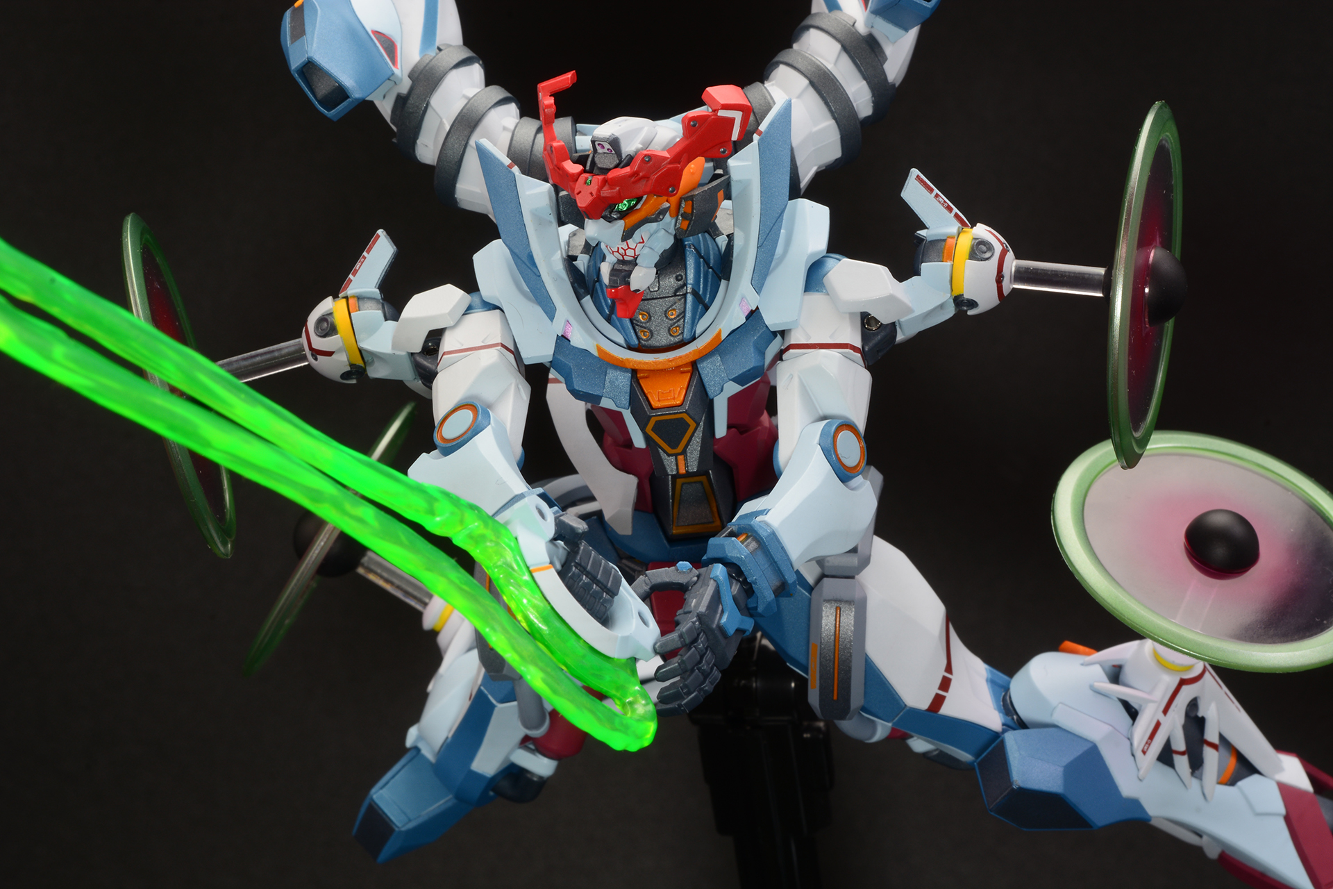 巨大ガンダムの腕を駆け上り、首を切り落とすシーンをイメージ