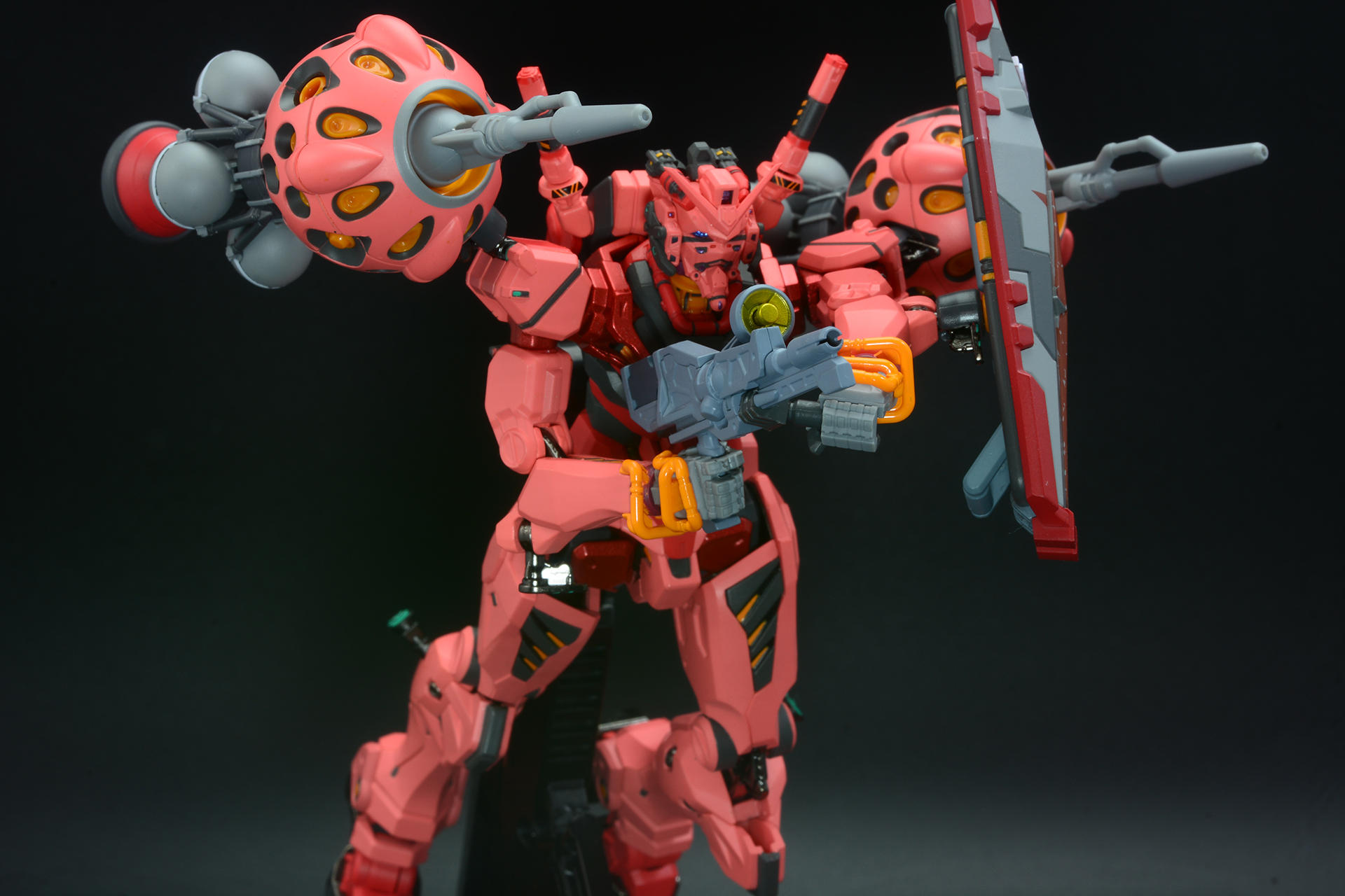 2機のビット、ビーム・ライフル、ビーム・サーベル、シールド、さらにはハンマーを同梱