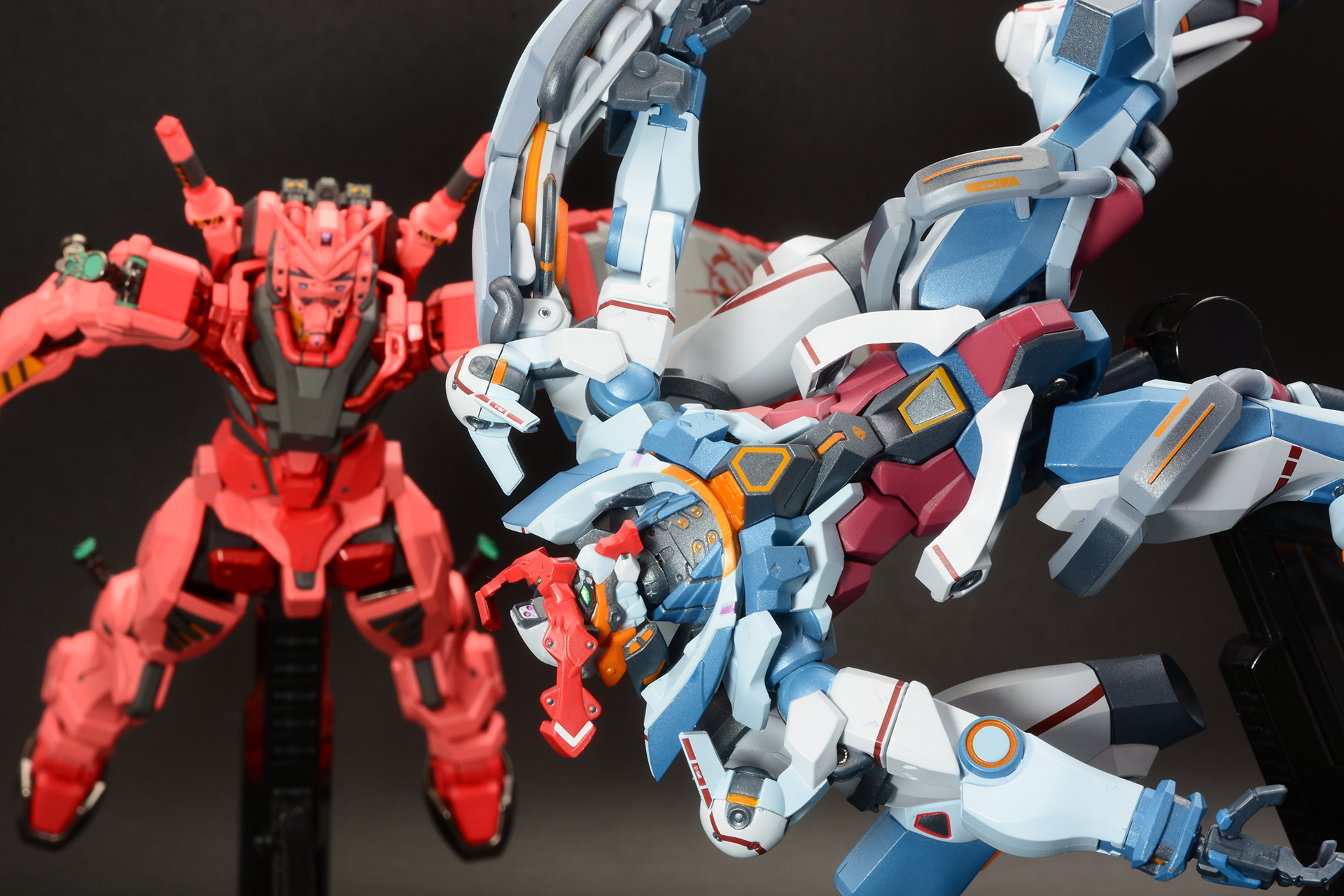 マチュはキラキラの中で赤いガンダムを見る。「METAL ROBOT魂 赤いガンダム」ももっと上を向けるように首の可動域を増やしてほしかったところだ