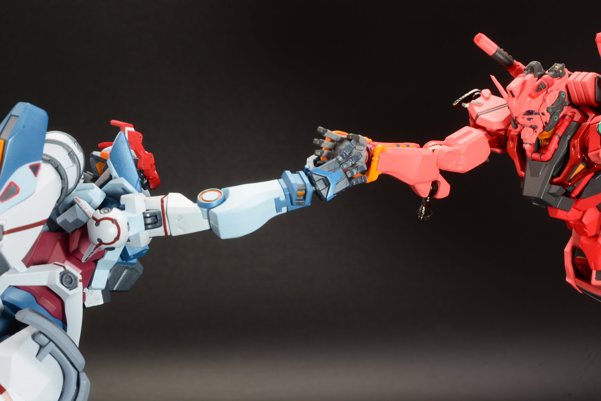 手をつなぐ2体のガンダム