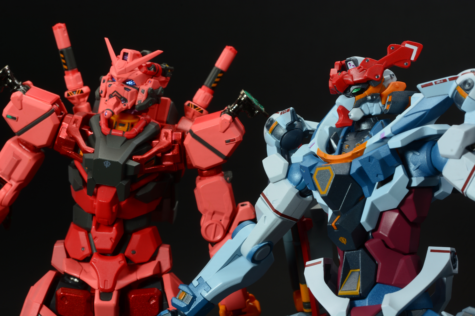 シュウジの赤いガンダムと、ニャアンが乗るジークアクスがサイコ・ガンダムを見るシーン