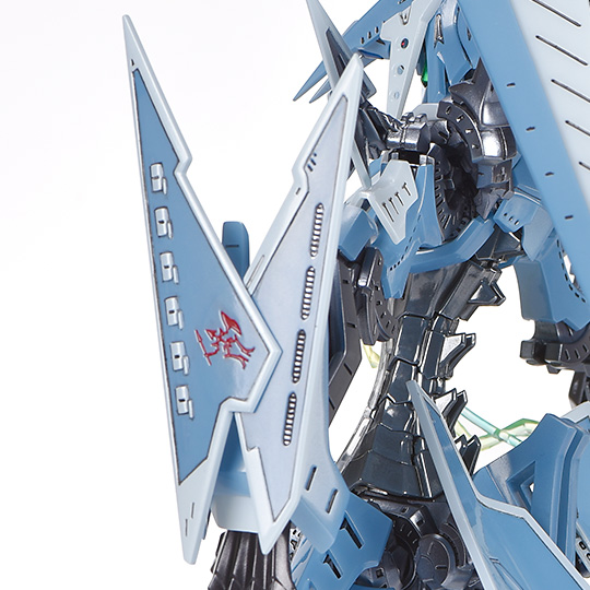 金型では再現不可能かと思われた有機的な形状の放電エフェクトは、美しいクリアパーツで成型