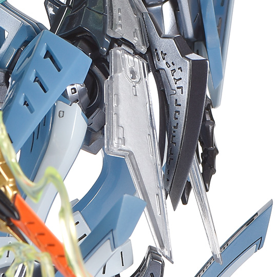 金型では再現不可能かと思われた有機的な形状の放電エフェクトは、美しいクリアパーツで成型