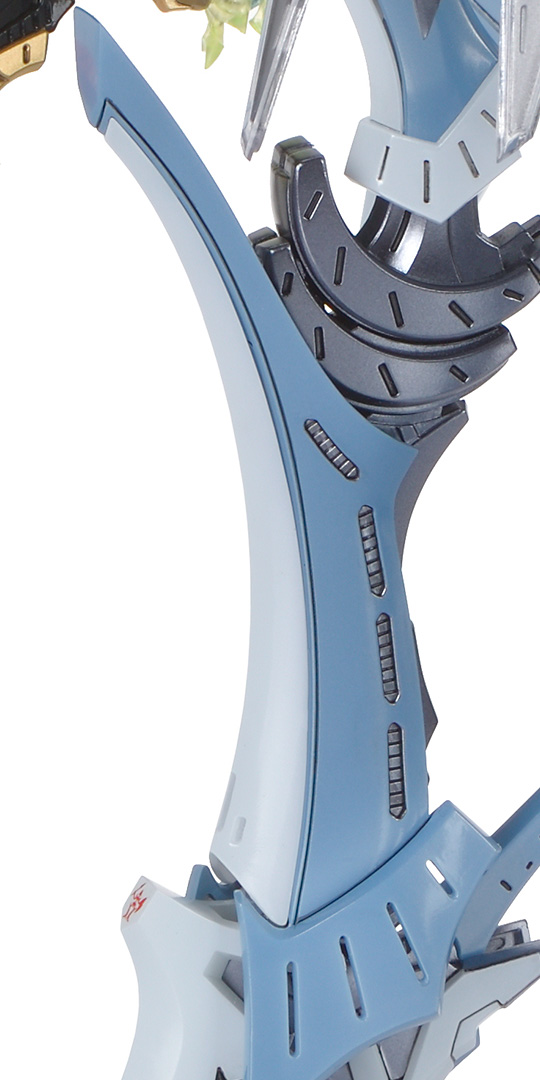 湾曲した長い脚部前面装甲は別パーツで色分け。側面の段落ちモールドは緻密な彫刻で再現