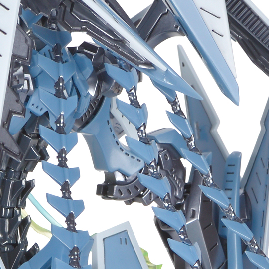 鏃のような小さな装甲パーツが連なる長大なスタビライザーは組み立てやすさを配慮して一体成型で再現