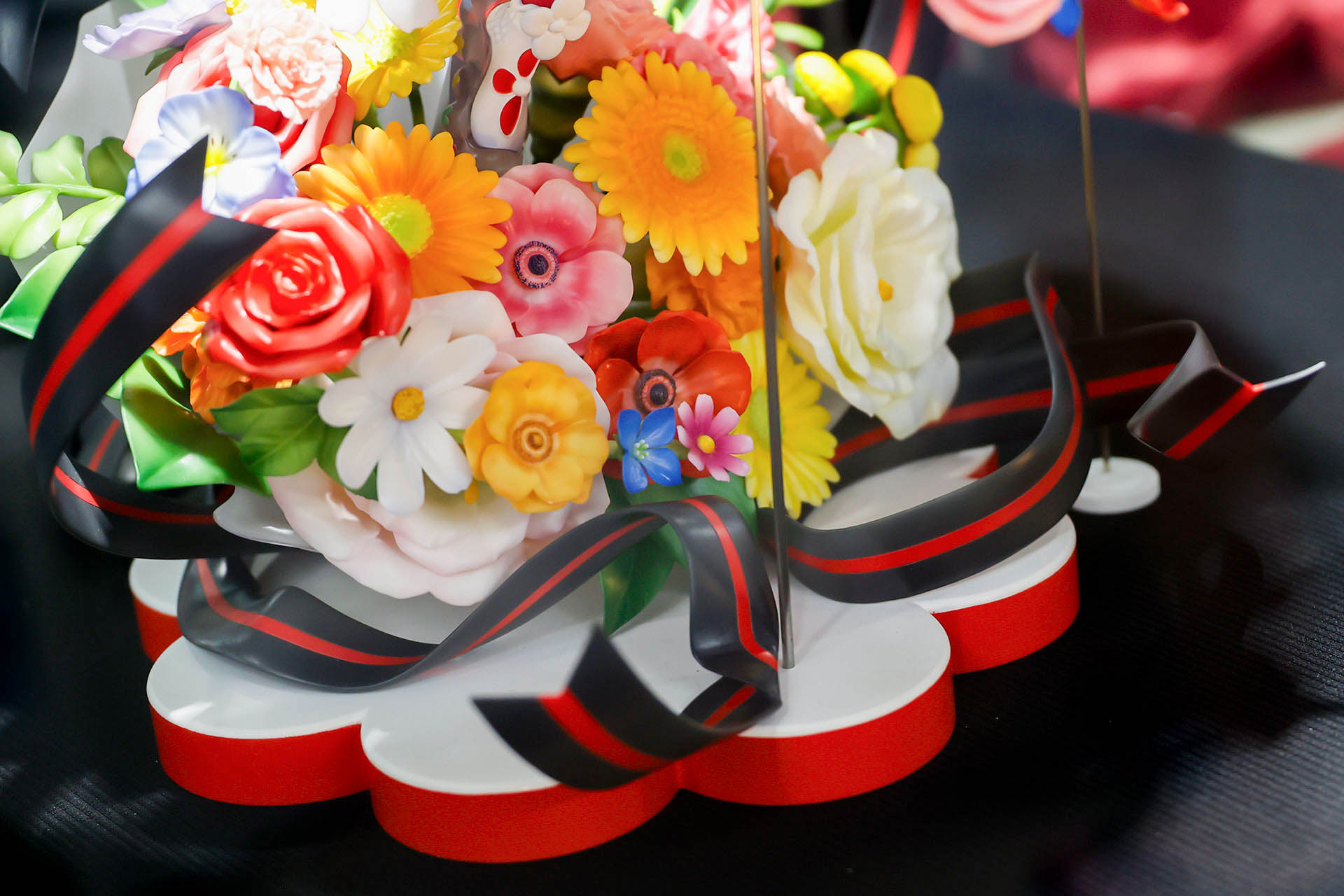 台座部分もまるで花束のようだ