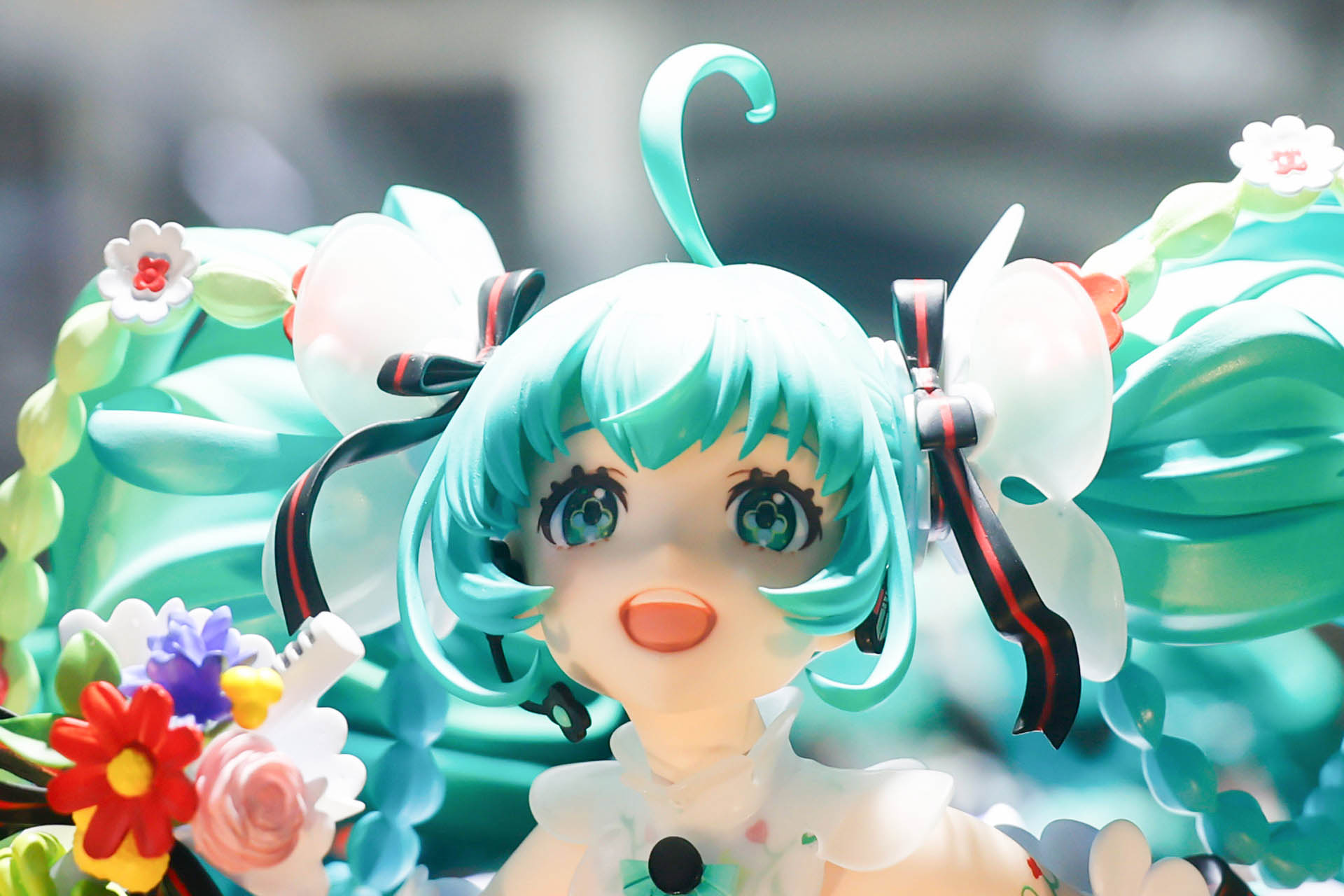 大きく口を開けて微笑むミク