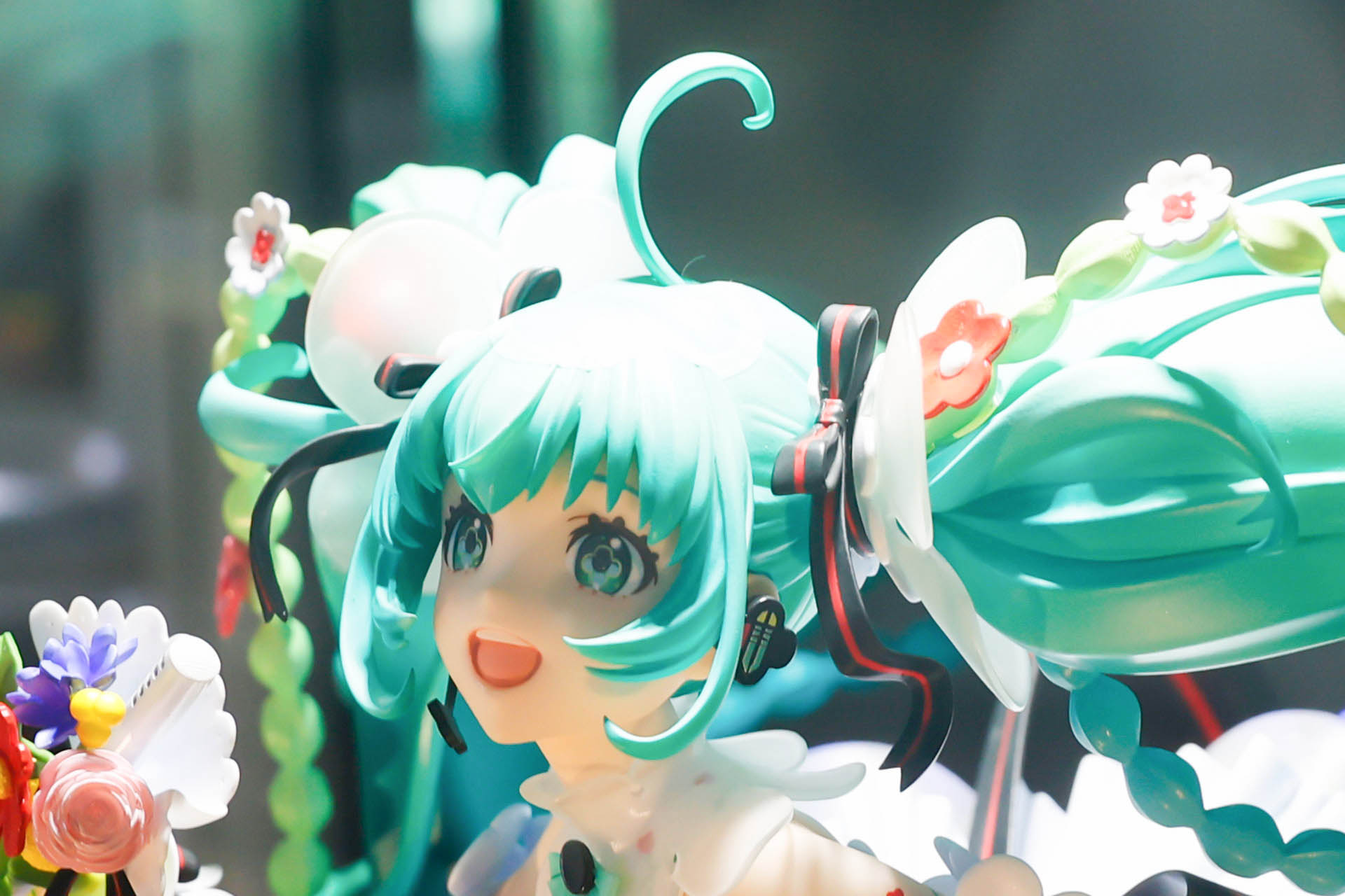 頭頂部からアホ毛が飛び出している