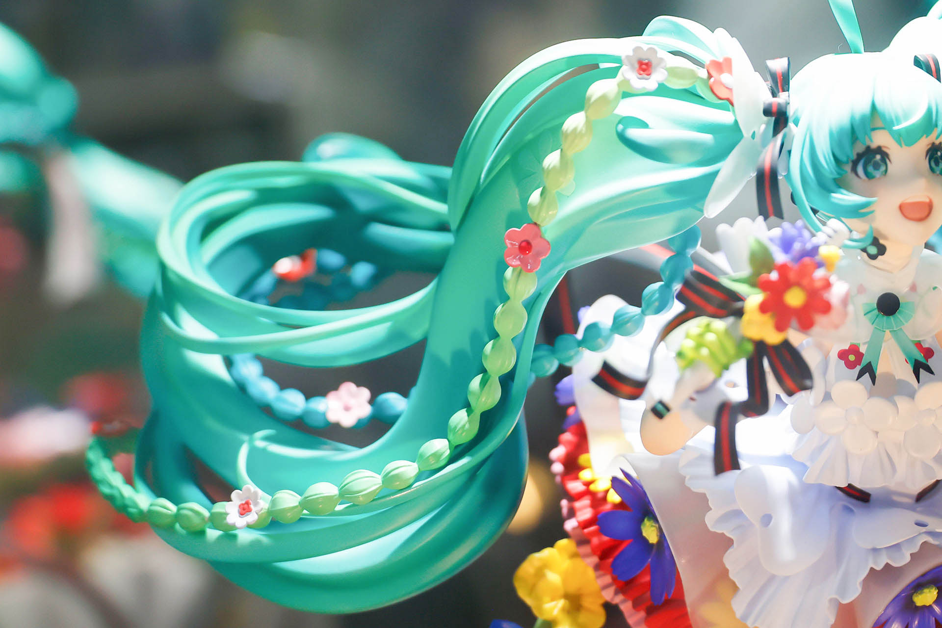 束ねられた髪にも花が付けられている