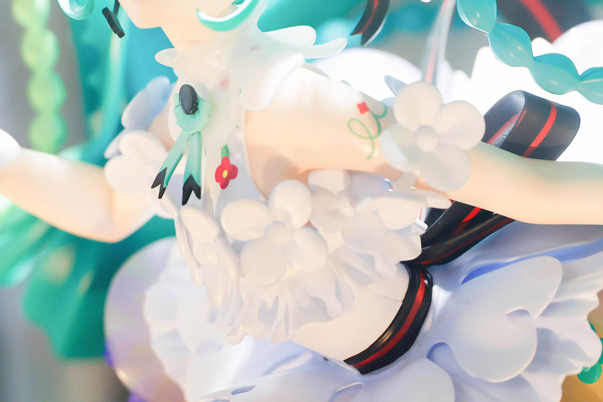 白い衣装にも花のデザインが散りばめられている