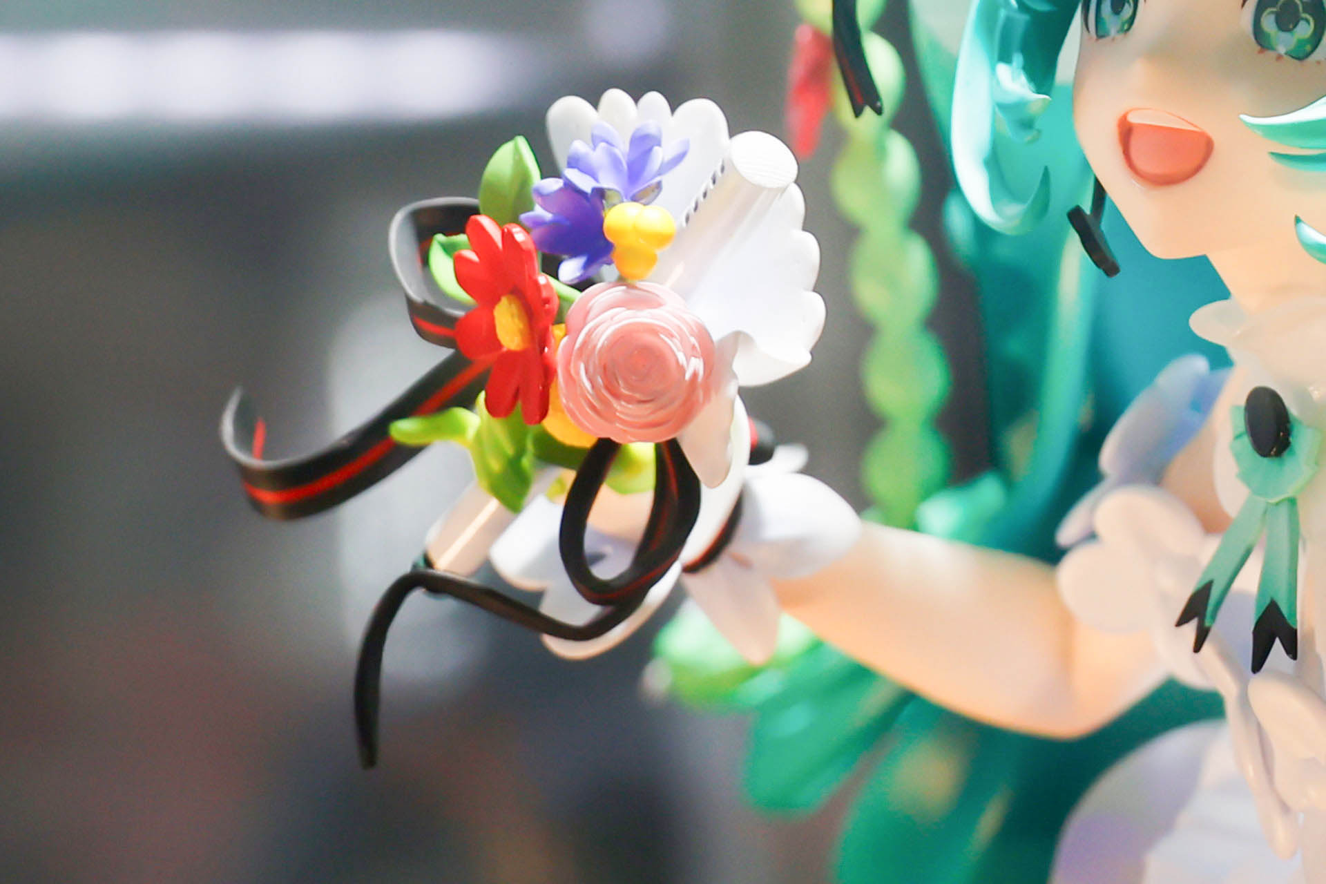 手に持っているマイクも花束のようだ