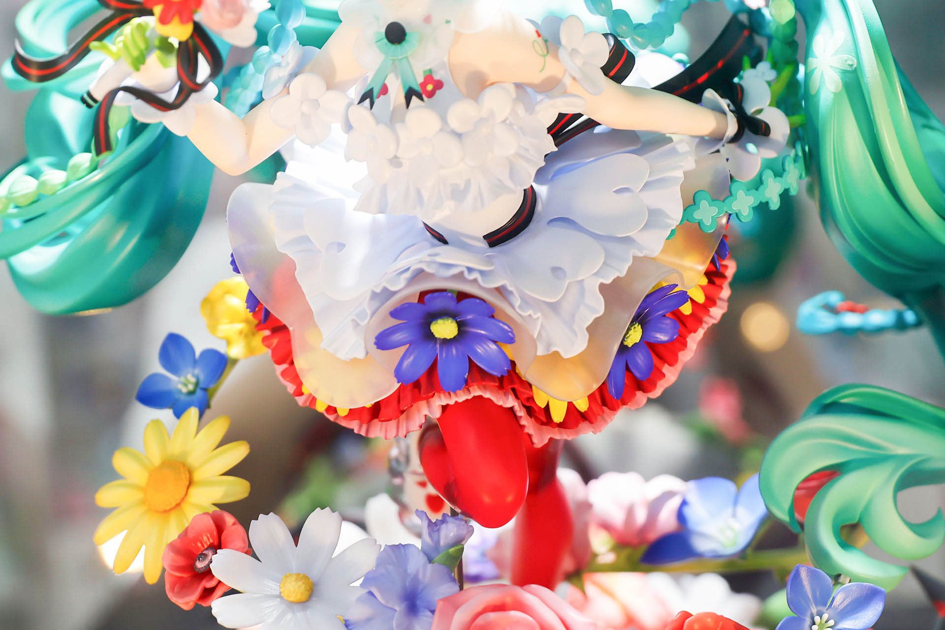 様々な色が使われており賑やかだ