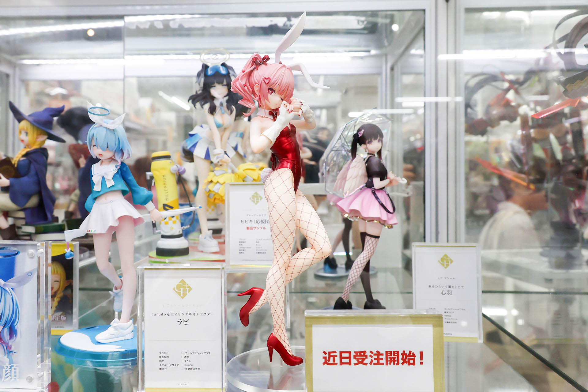 フィギュアの素材はPVCとABSで、台座部分を含む全高は約280mmだ