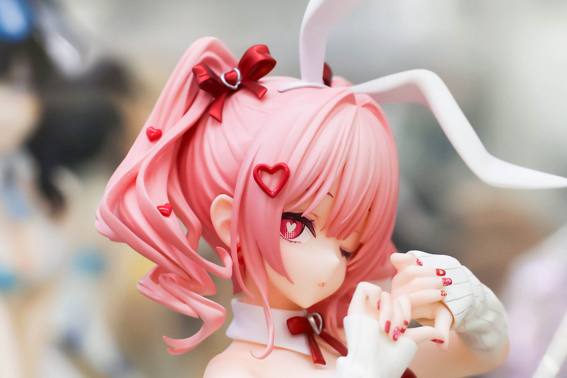 大きな瞳の中にはハートマークが！