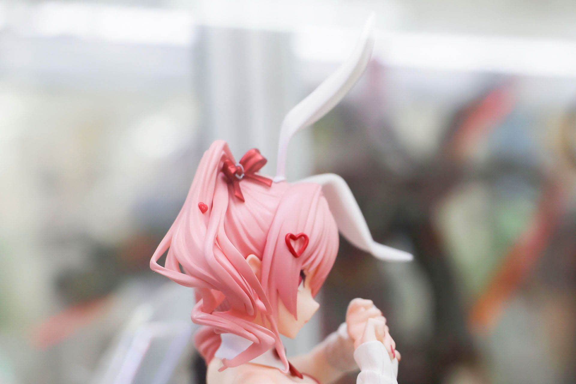 頭には大きなうさ耳も目立つ