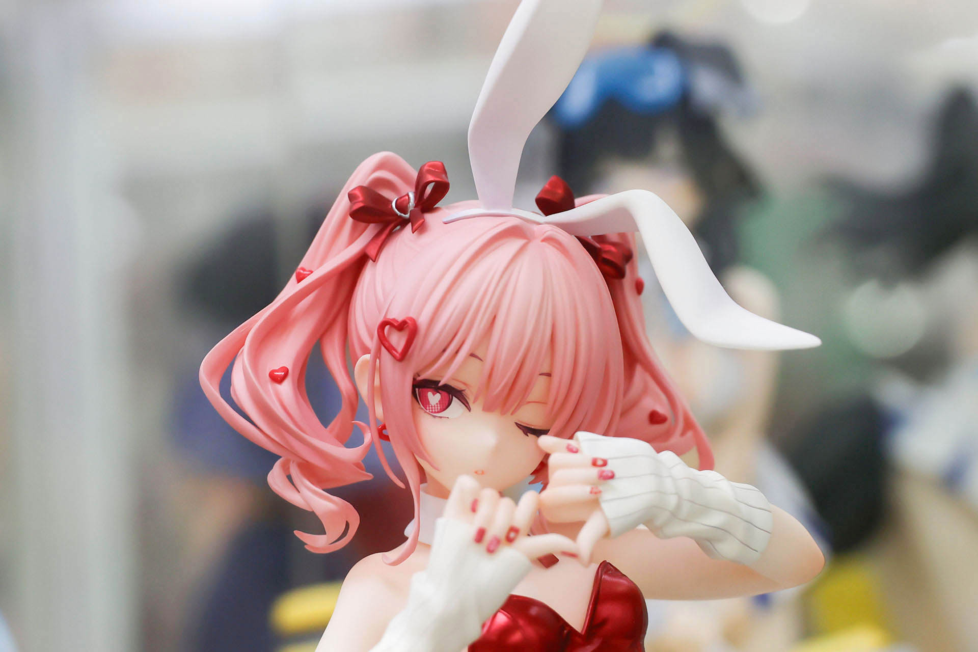 髪には多数のアクセサリーが付けられている