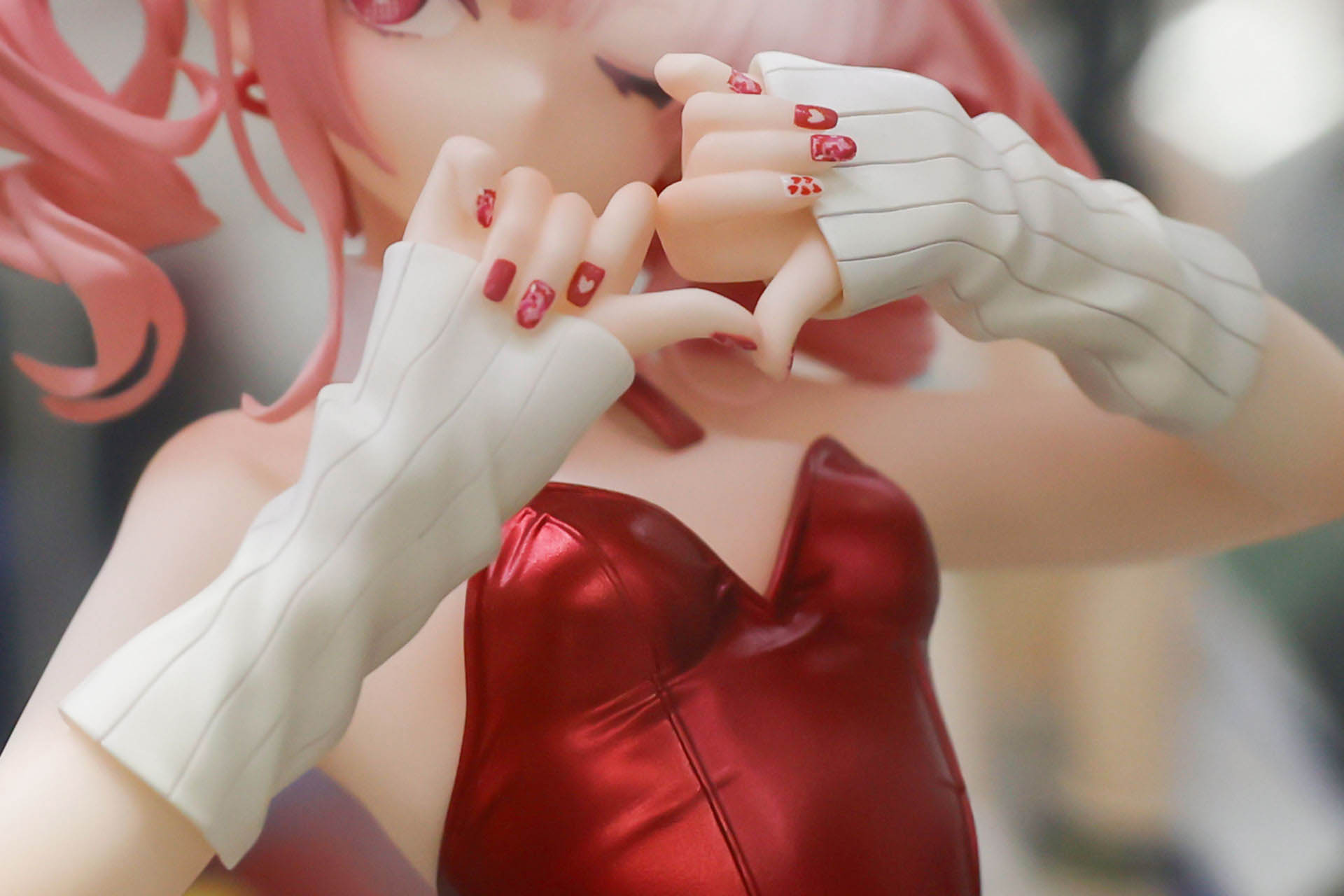 指に塗られたネイルも凝ったデザインだ