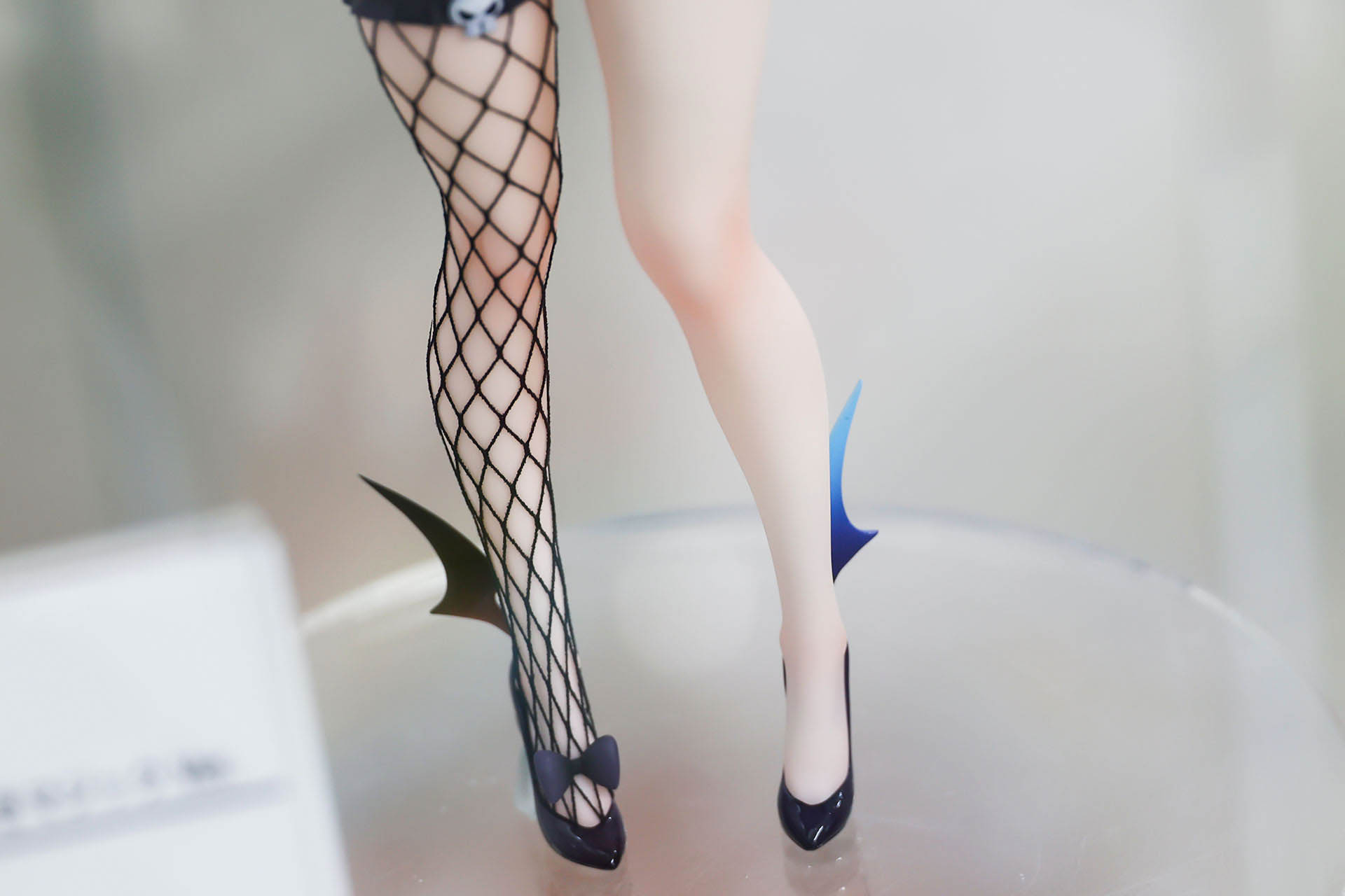 ハイヒールのデザインも個性的だ