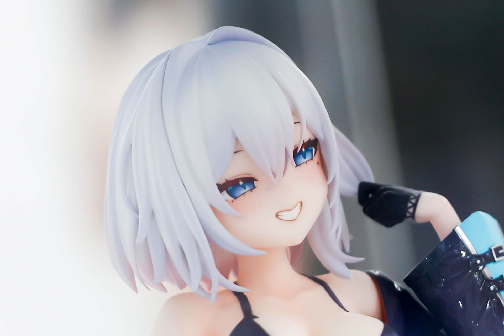 白い素肌に淡い色合いの髪の色が似合っている