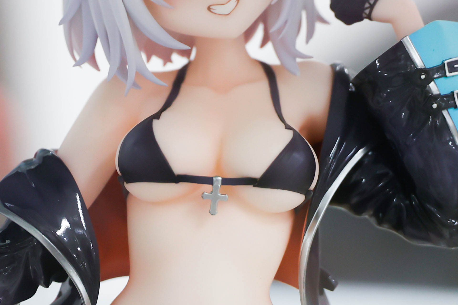 胸元には十字架が付けられている