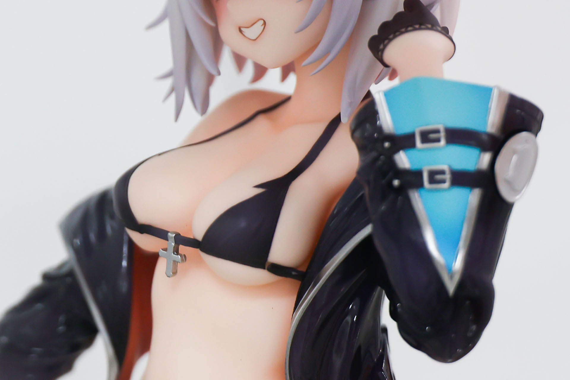 ジャケットは袖が広がっている