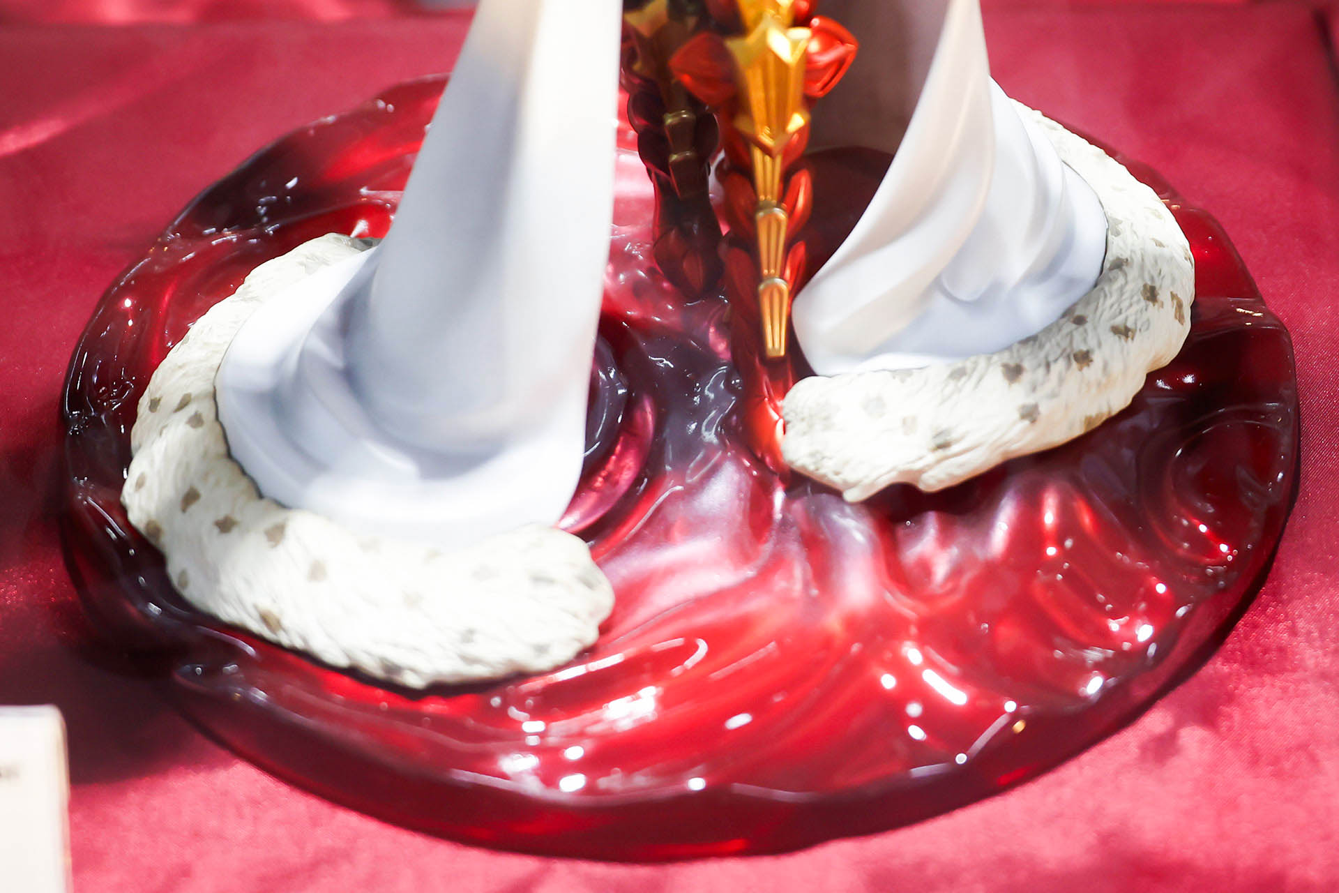 台座はまるで血のように真っ赤に染まっている