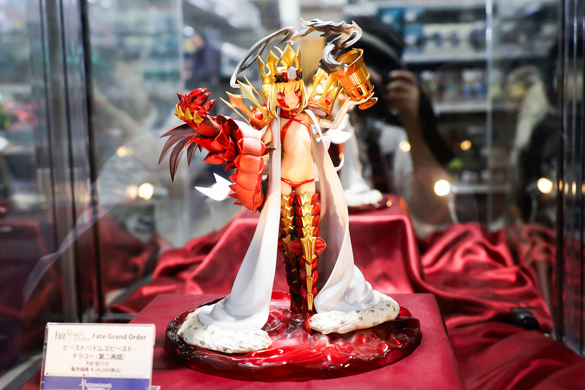 フィギュアの素材はPVCとABSで、全高は約255mmだ