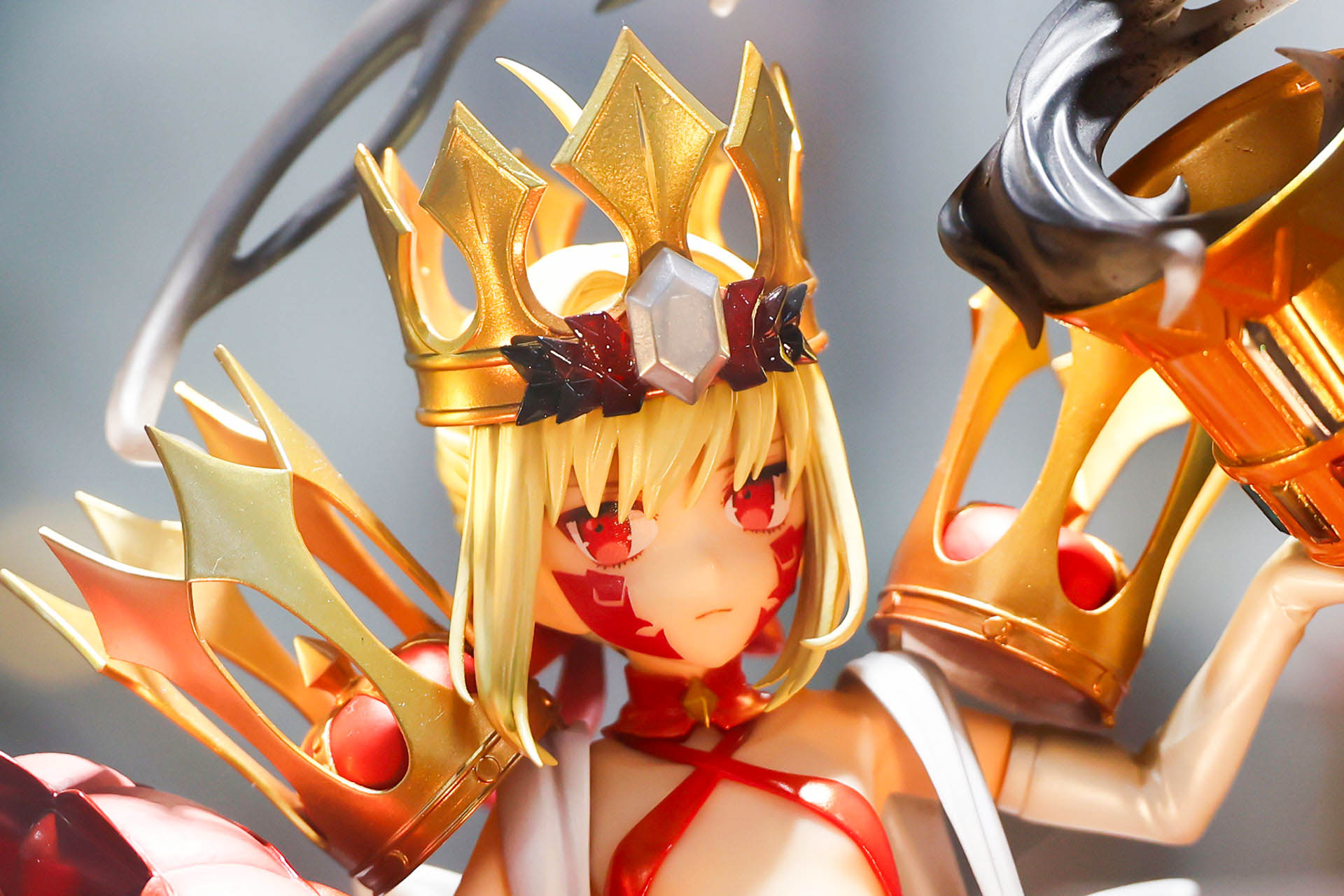 鋭い視線で何かを見つめているような表情だ