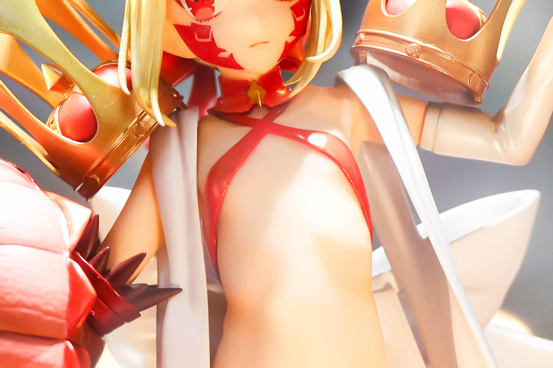 上半身は裸体に近い姿だ