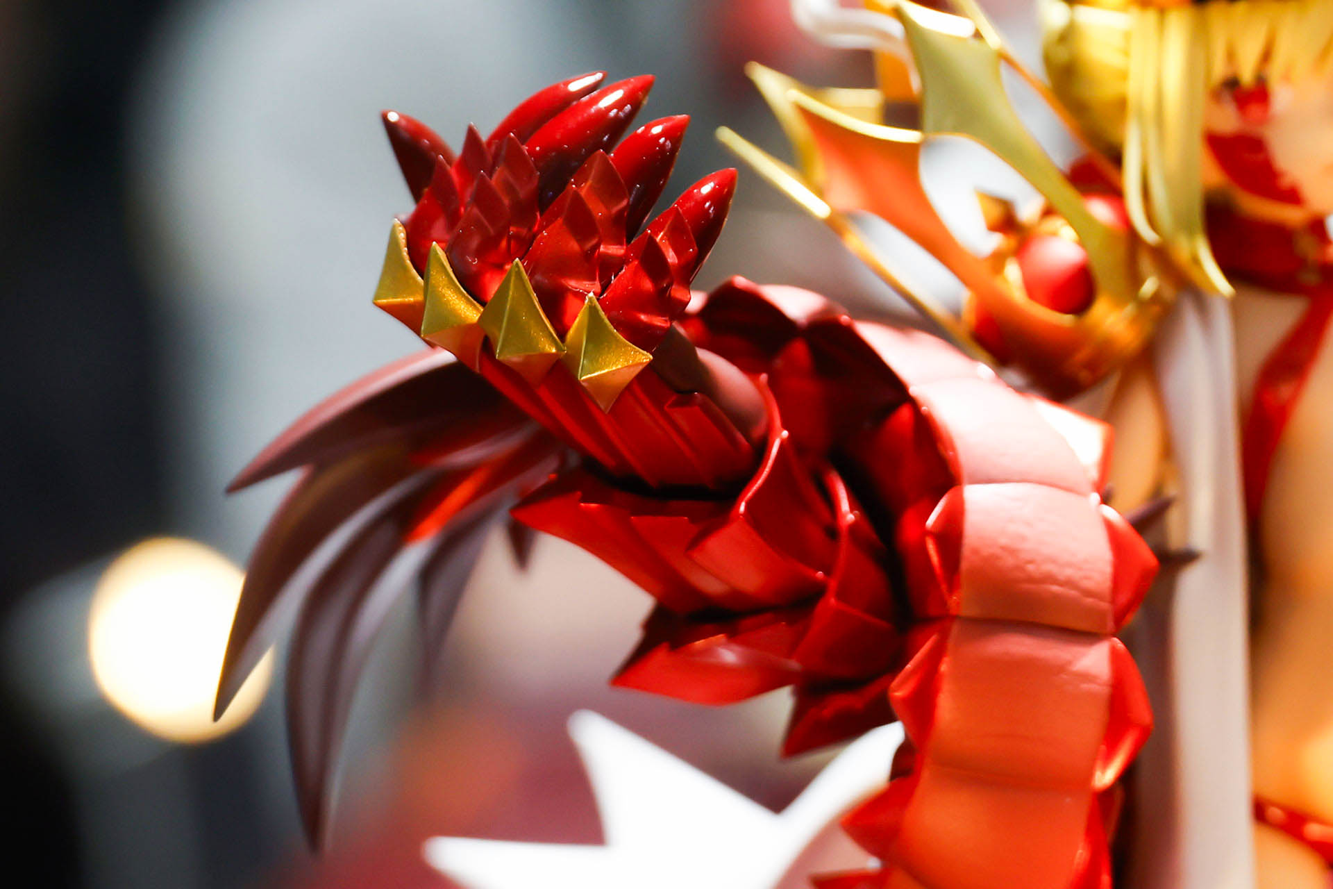 腕にはゴツイ装備を身につけている