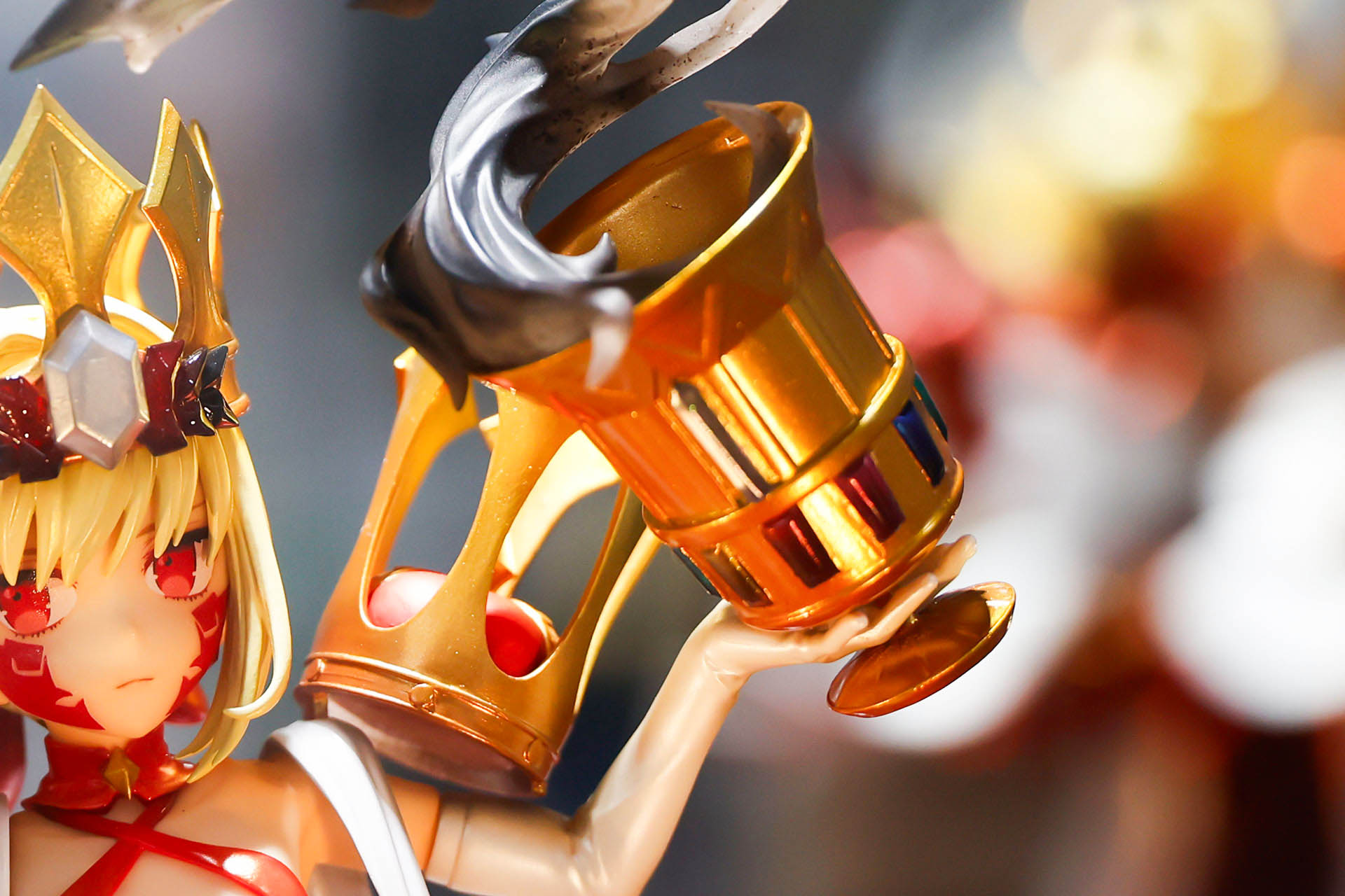 手に持った聖杯から煙のようなものが立ち上っている