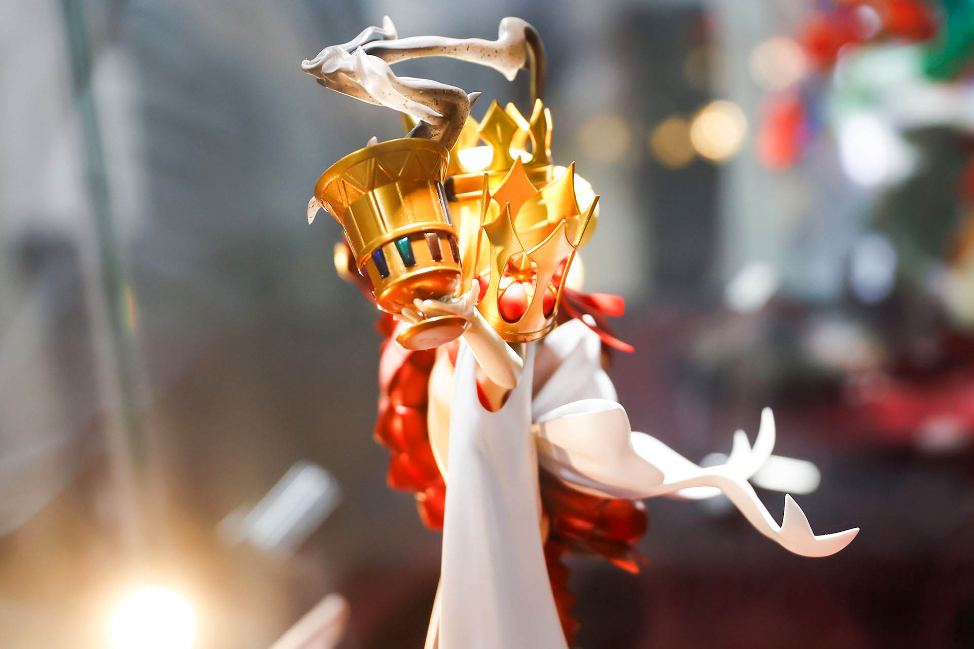 真横から見た様子。布の一部がひらひらと舞っている