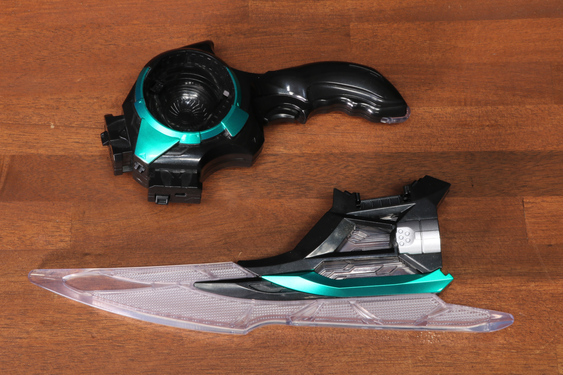 「DXブレイカムゼッツァー」はグリップとブレードパーツで構成されている。