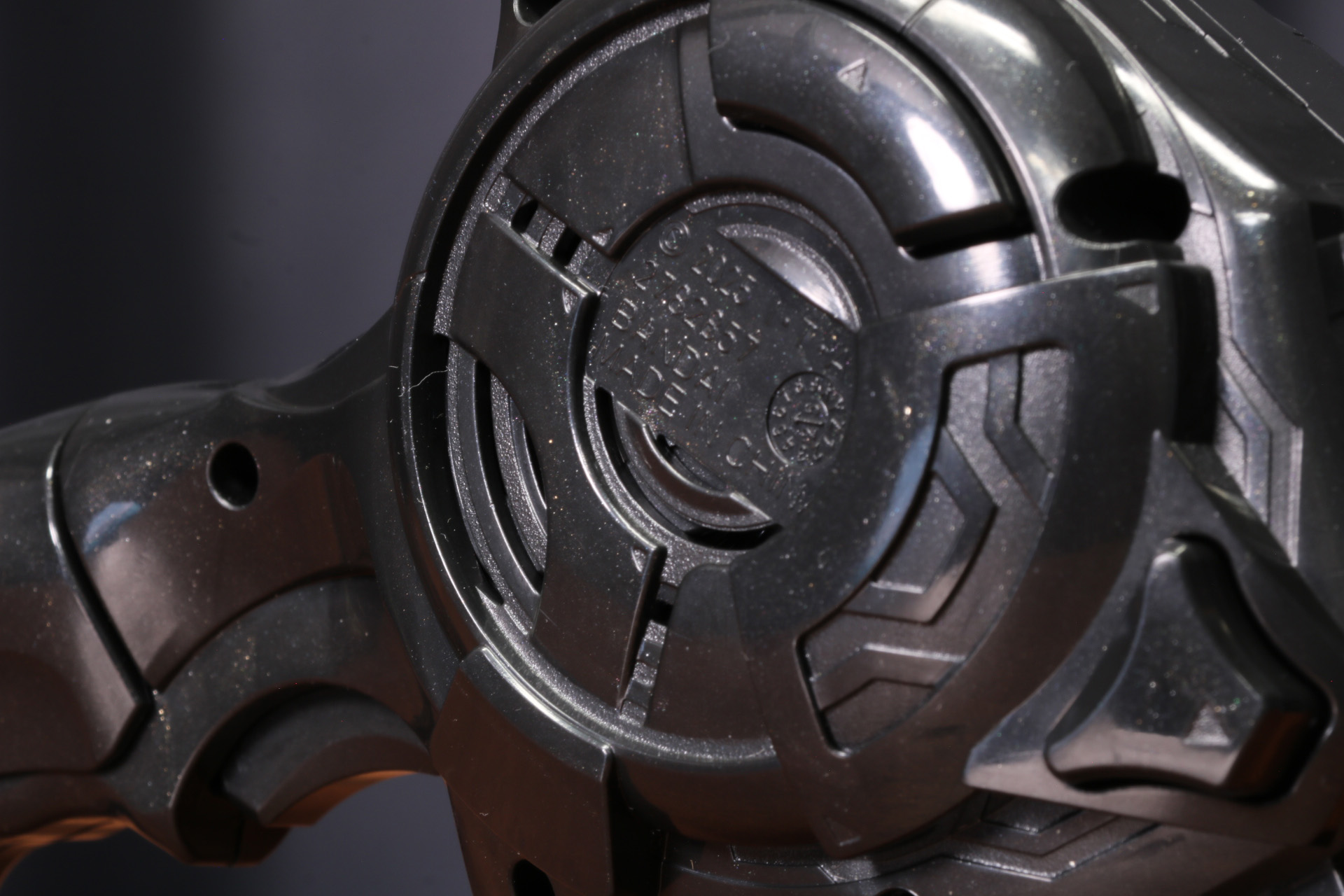 本体裏面側に音声スピーカーがある