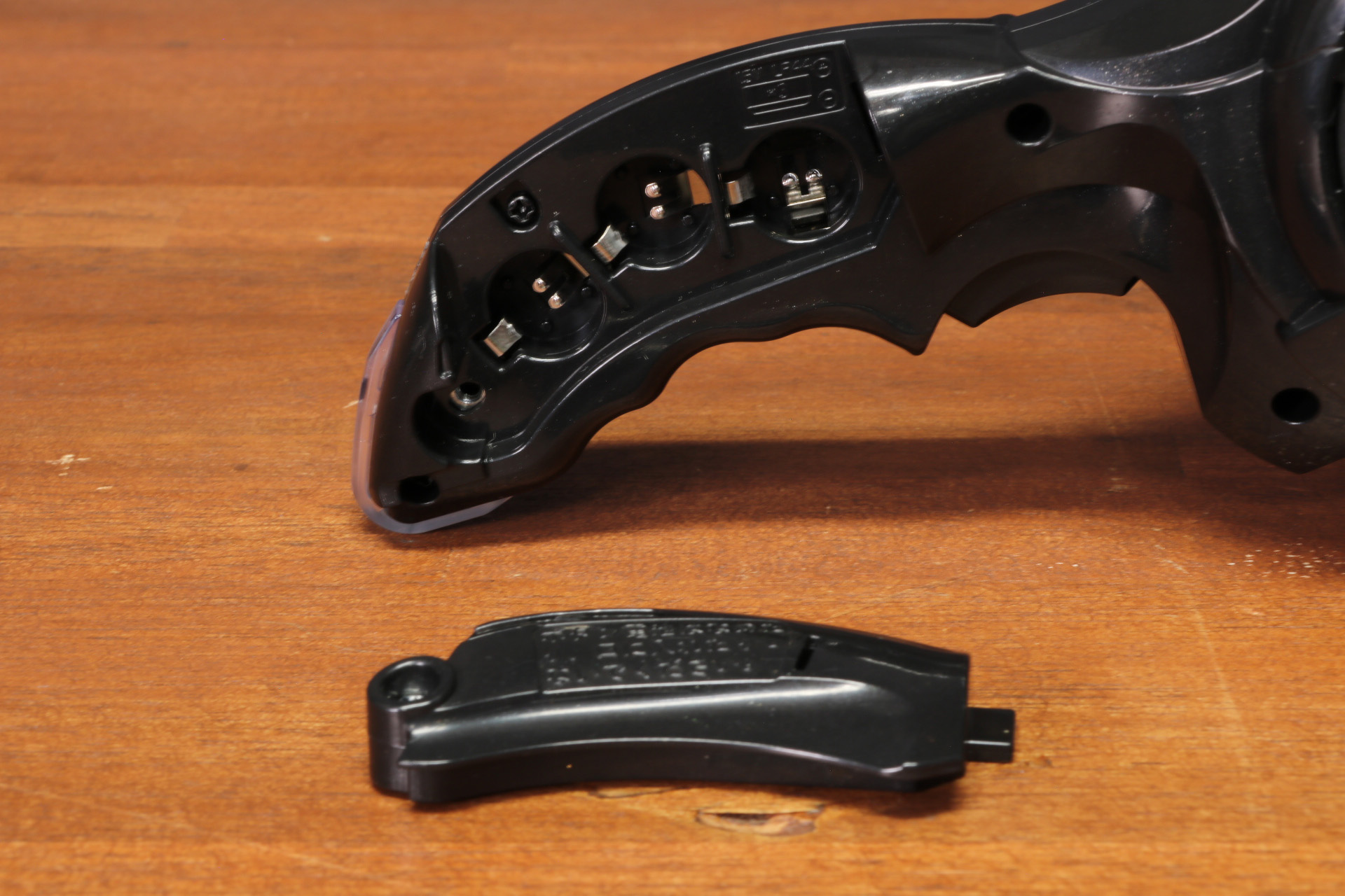 電池はボタン電池3つ。カバーはネジ止めされているので、ドライバーで開ける