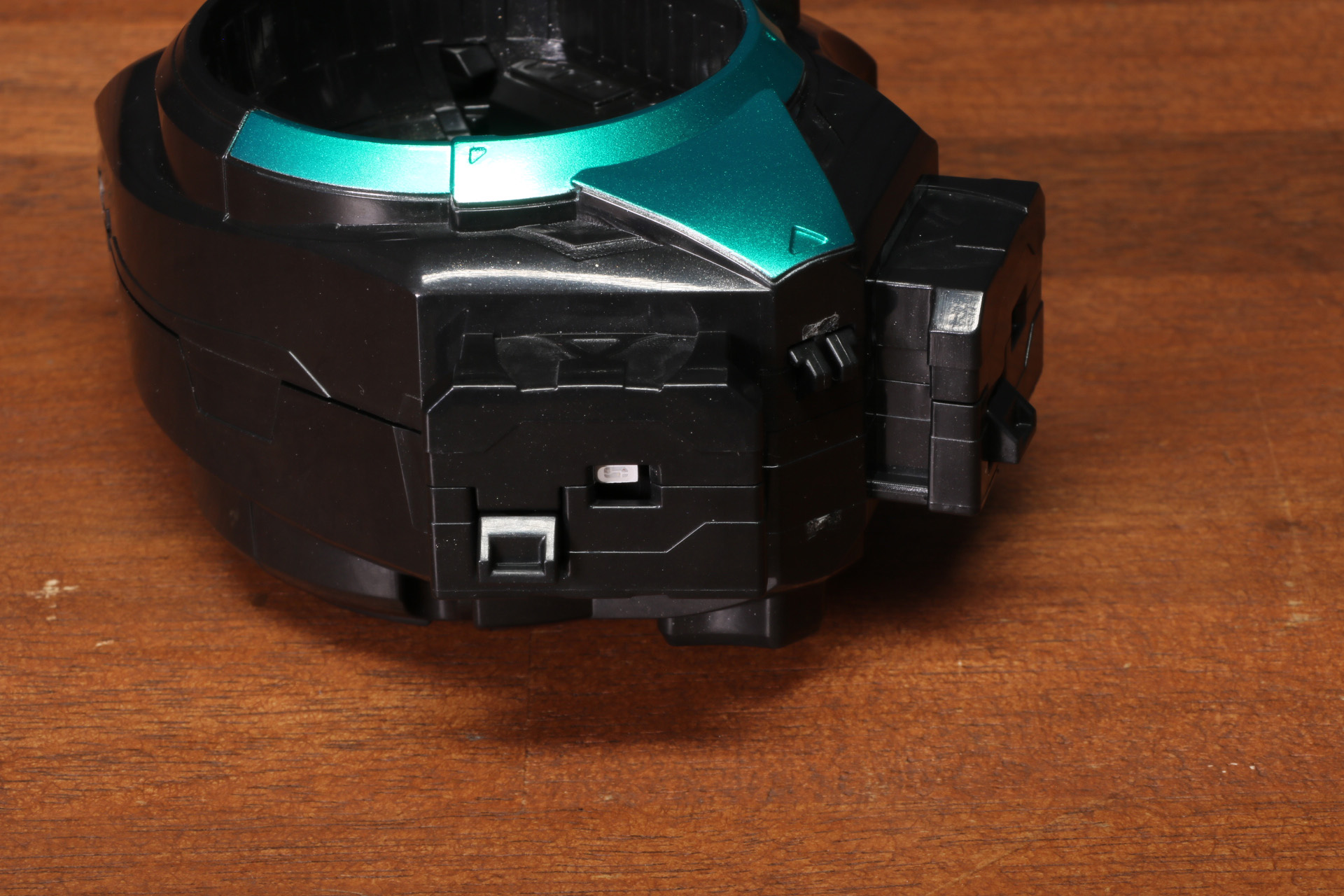 ソードモード、ガンモード、サイズモード対応のジョイント部。ロック部分と小さいLEDが仕込まれている