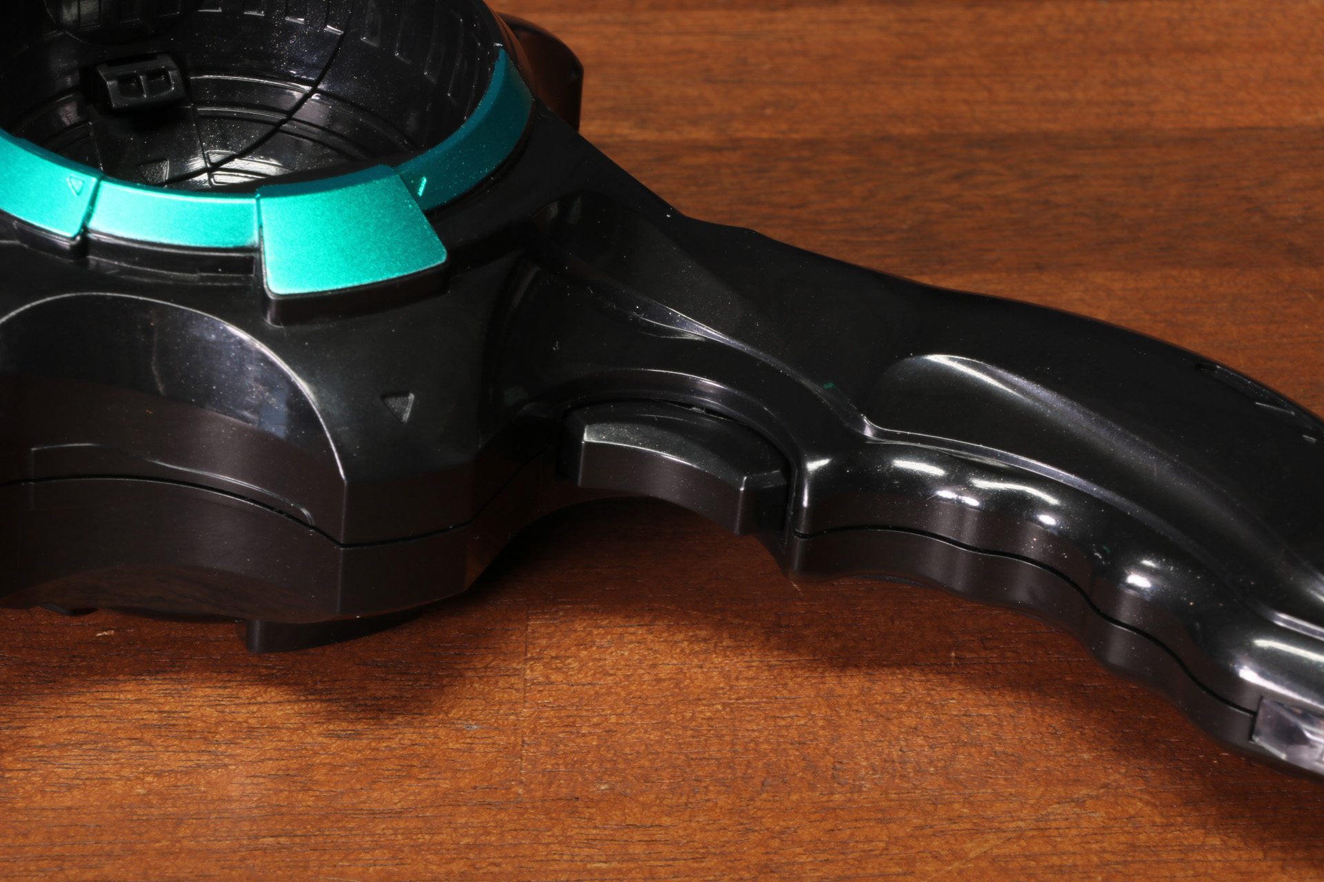 柄の部分にはトリガースイッチ。トリガーを押すことで各モードに合わせた音声が発動する