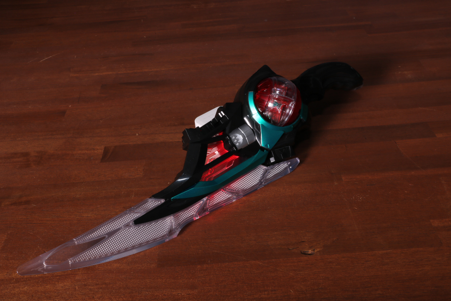 カプセムをセットすると待機音と主に七色に発光。カプセムを回せば、必殺技が発動