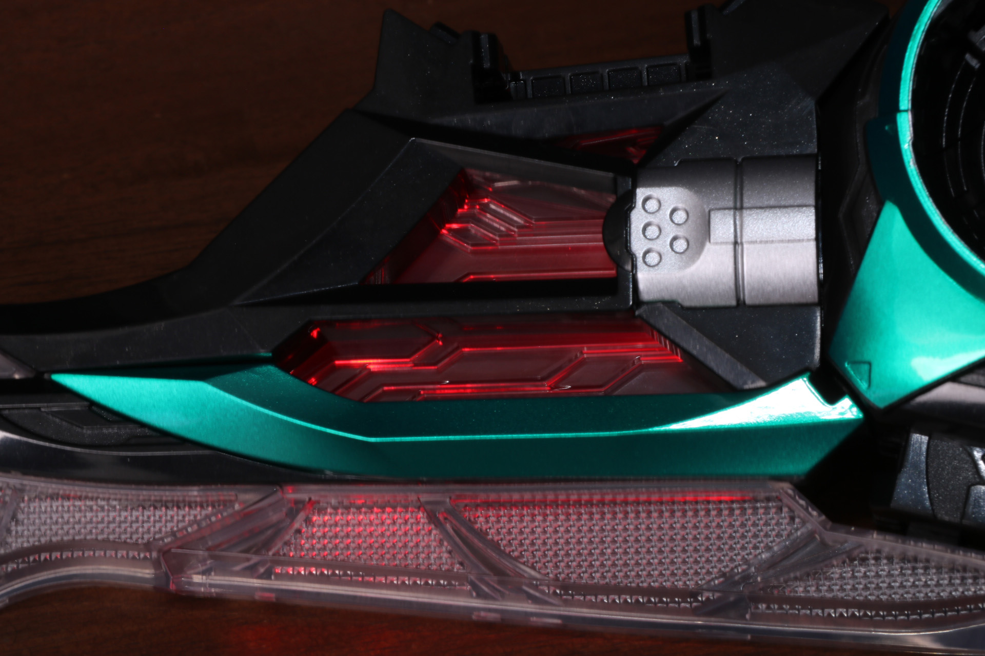 トリガーを押すことで音声とともにLEDが発光。ブレードパーツのクリア部分が赤く発光