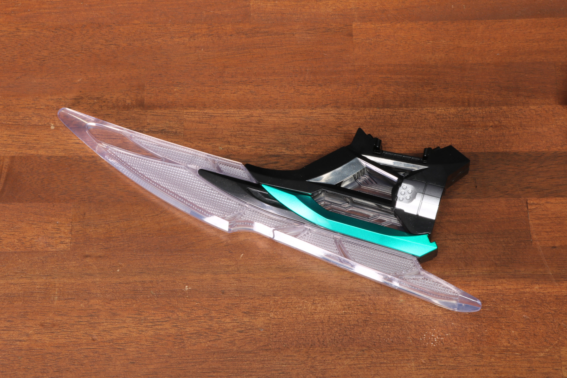 ブレードパーツは刃部分がクリアパーツとなっている