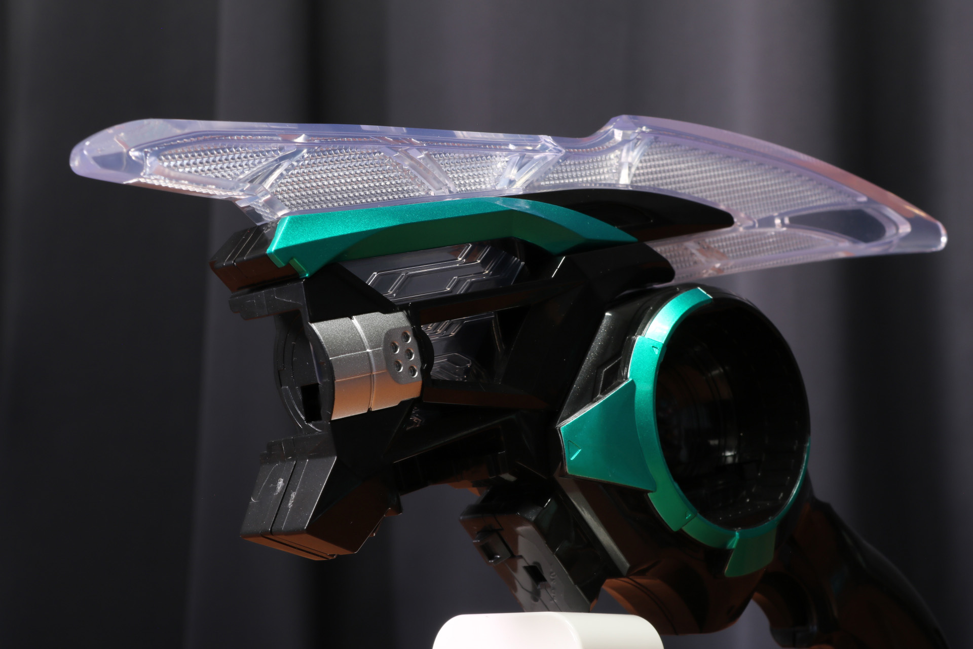 ブレードパーツのシルバー部分が銃口のように映る