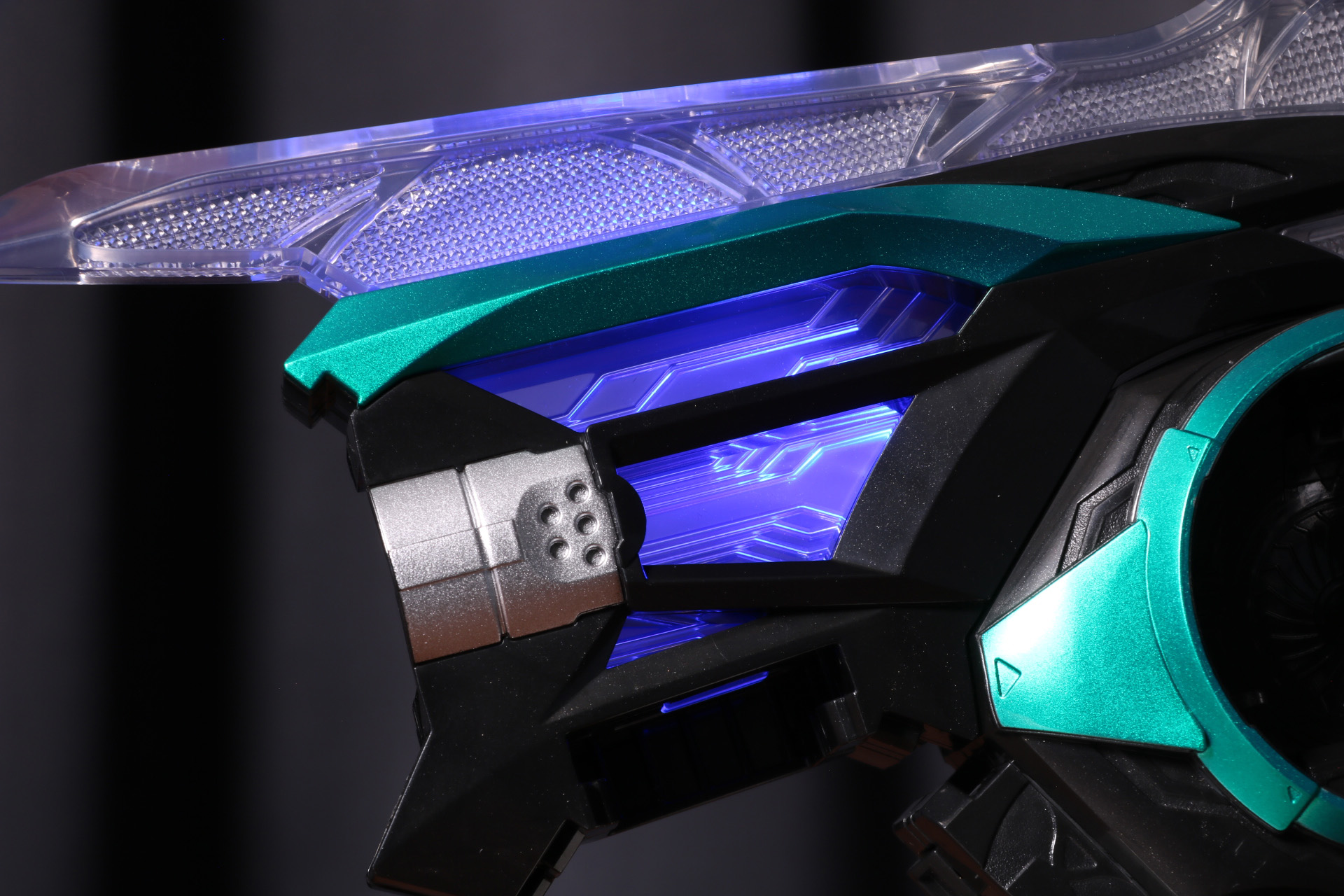 トリガーを押すことで音声とともにLEDが青く発光