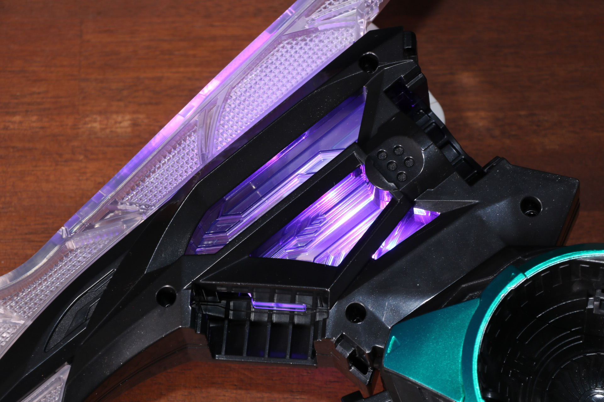 トリガーを押すことで音声と紫色の発光が発動