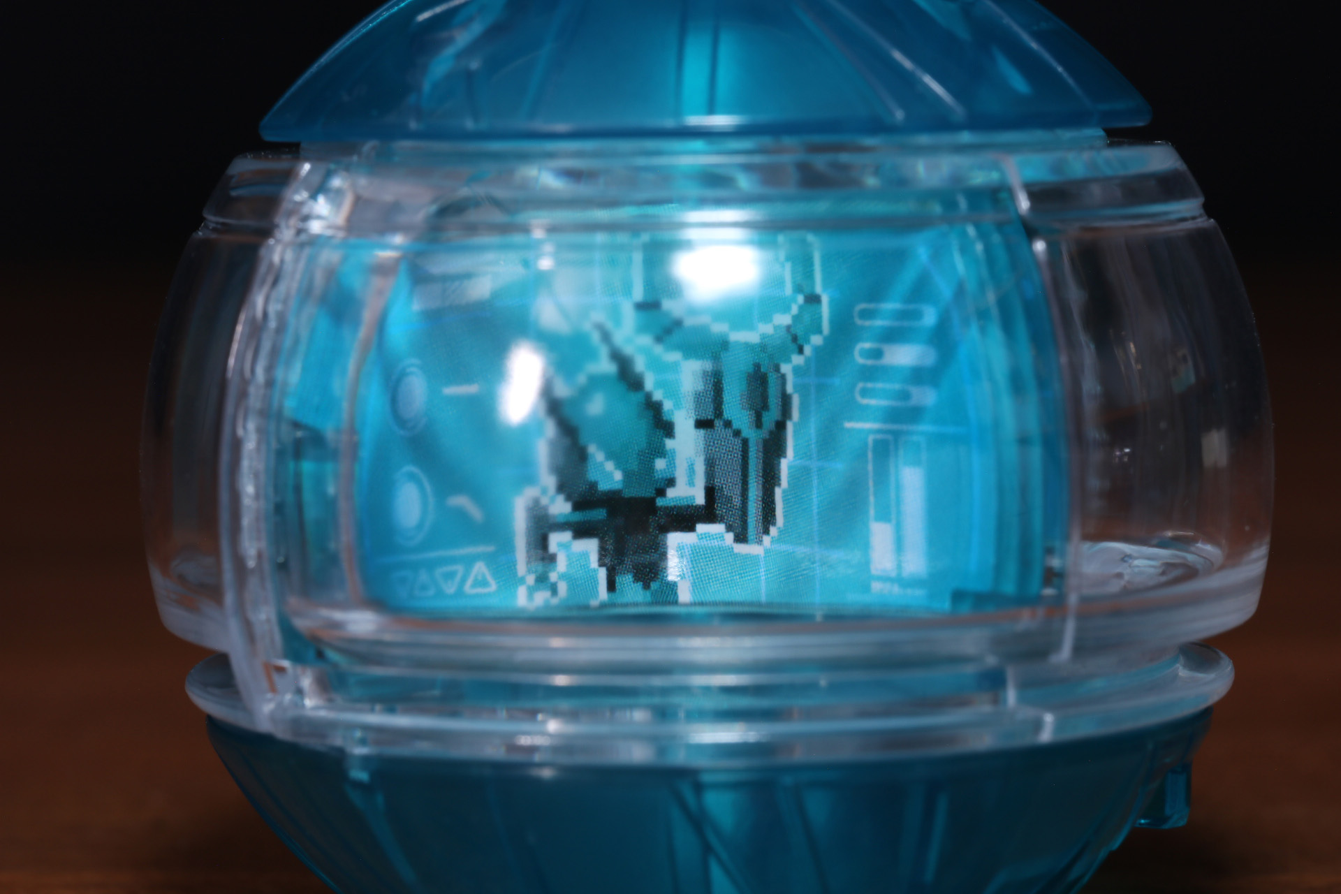 カプセム内には4つのドットイラストが施され、回転させることでアームを動かすアニメーションとなる