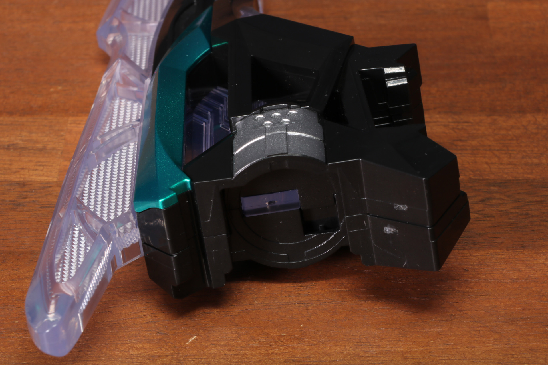 ソードモード対応のジョイント部。中央にクリアパーツ部分があり、本体のLEDの光を取り込む仕組みとなっている