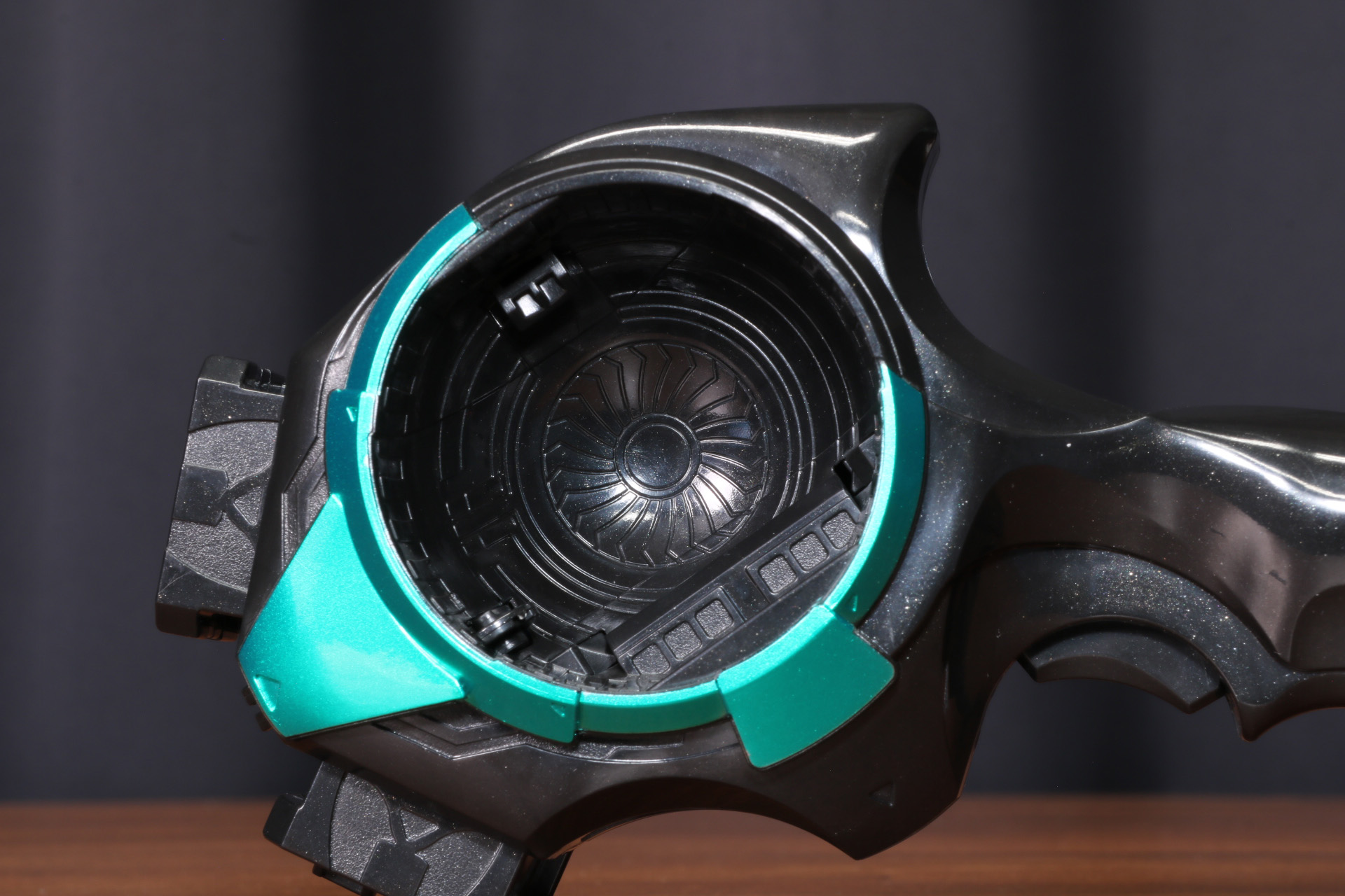 本体中央にはカプセムをセットできる円形のくぼみ。カプセムをセットすることで必殺技待機音が発動する。なお、カプセムの個別認識はしない