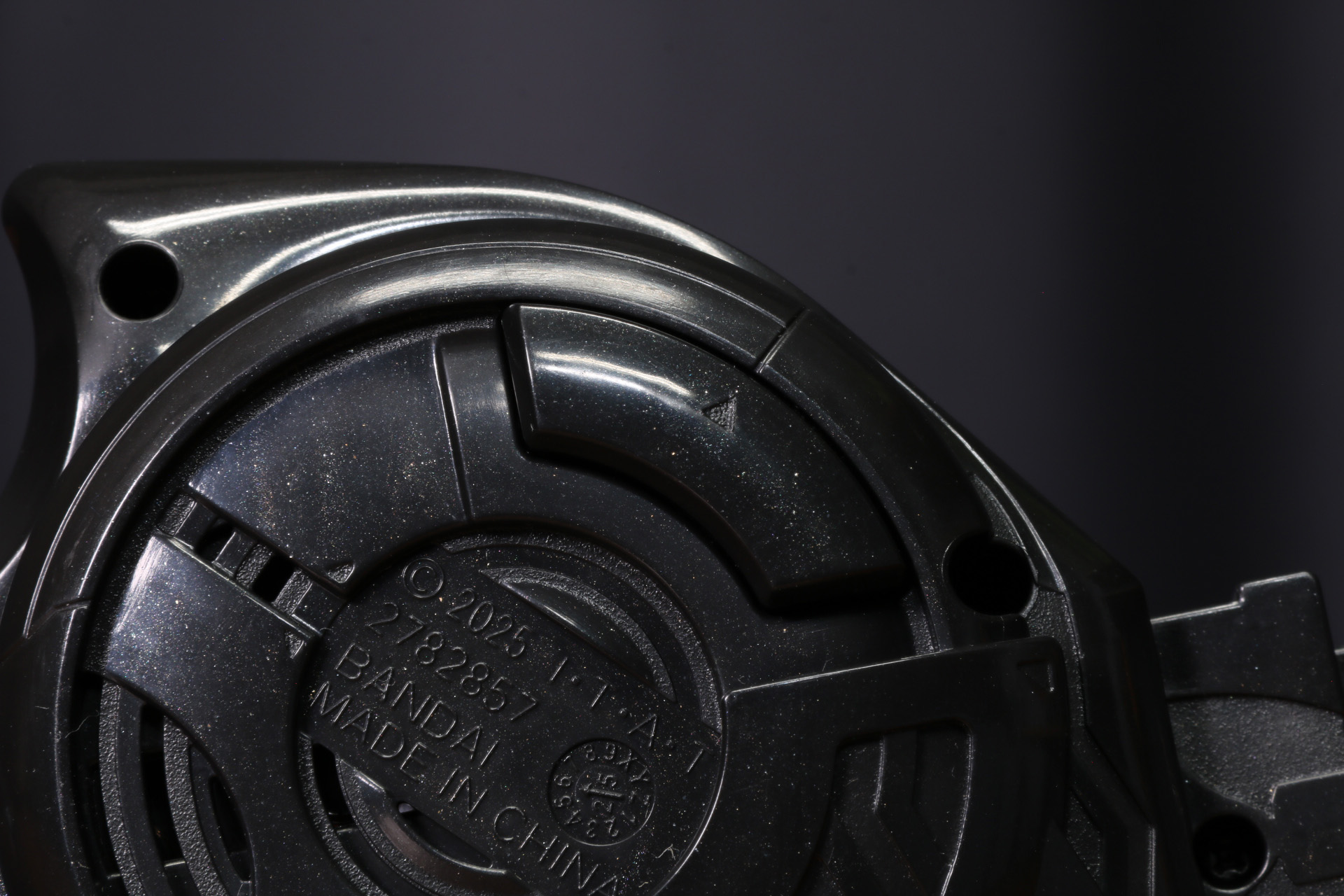 本体裏面にある台形スイッチを押すことで、セットしたカプセムのロックを解除し、取り外しが可能