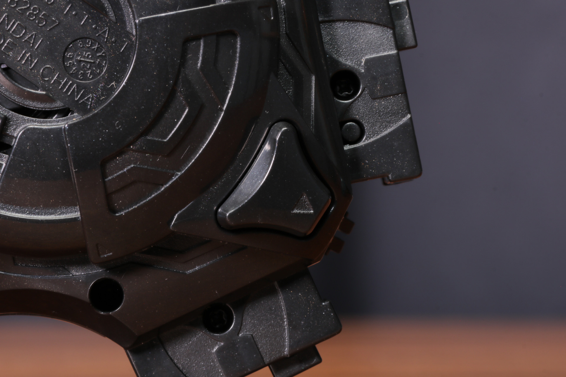 小さめの三角型のスイッチは合体したブレードパーツのロックを解除する